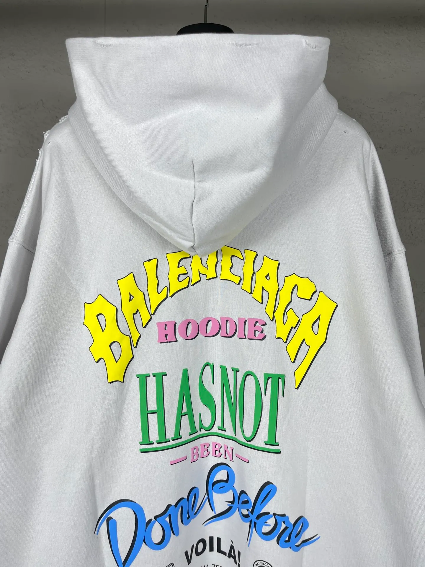 🅿️360 real photos [Top version. Official website quality] BALENCI*GA/Paris. 2024 new style, back letter foam printing, washed and distressed zipper cardigan hooded sweatshirt 2024 new style. All pattern details, color, Y plate customization. Jubilee market currency. Brick cabinets are synchronized. Genuine products are developed at the first time, and you can print and compare! The fabric is made of Paris ZP custom-woven and dyed cotton terry sweatshirt. Weighing 460 grams, the cloth surface is clean. The cloth pattern is clear, soft and comfortable. The threads are dyed with no color difference. The printing uses environmentally friendly imported foam printing, with clear letters and three-dimensional effect. The entire garment is washed, distressed and worn. The version adopts OS loose shoulder design. Same style for men and women. Code: BL238957 Color: gray and white Size: XS S M L
