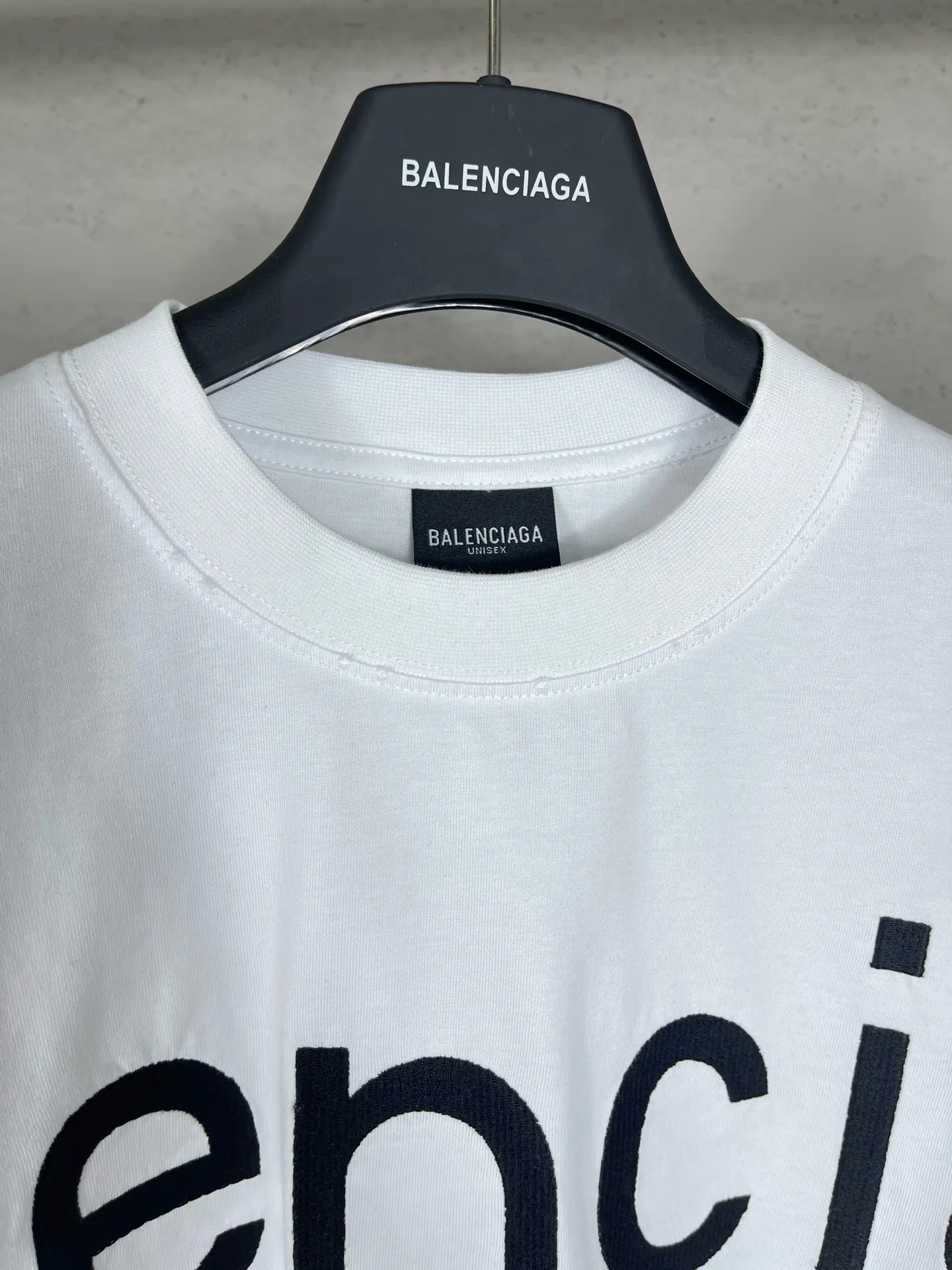 🅿️250 Actual pictures [Top version. Official website quality] BALENCI*GA/Paris BALENCI*GA#2024 latest model, Paris website embroidered letters large LOGO long-sleeved T-shirt. Brick cabinet sync. The first genuine product was developed, with over 200,000 stitches of counter-position embroidery on the chest. Notice! ️Full letter embroidery, welcome to compare! The fabric is made of Paris ZP custom-woven and dyed 100% cotton double-yarn compact cotton. The weight is 260 grams. The cloth surface is clean. The cloth pattern is clear. It is soft and comfortable. It has good color fastness and is not easy to change color. The threads are woven and dyed with no color difference. The embroidery is done using imported Tajima embroidery machines. Super 20W needle thread embroidery, accurate positioning, three-dimensional effect, clear lines. No burrs and miscellaneous threads, ultra-high craftsmanship embroidery. The version adopts OS loose shoulder design. Same style for men and women. Code: BL225001 Color: black, white. Size: XS S M L