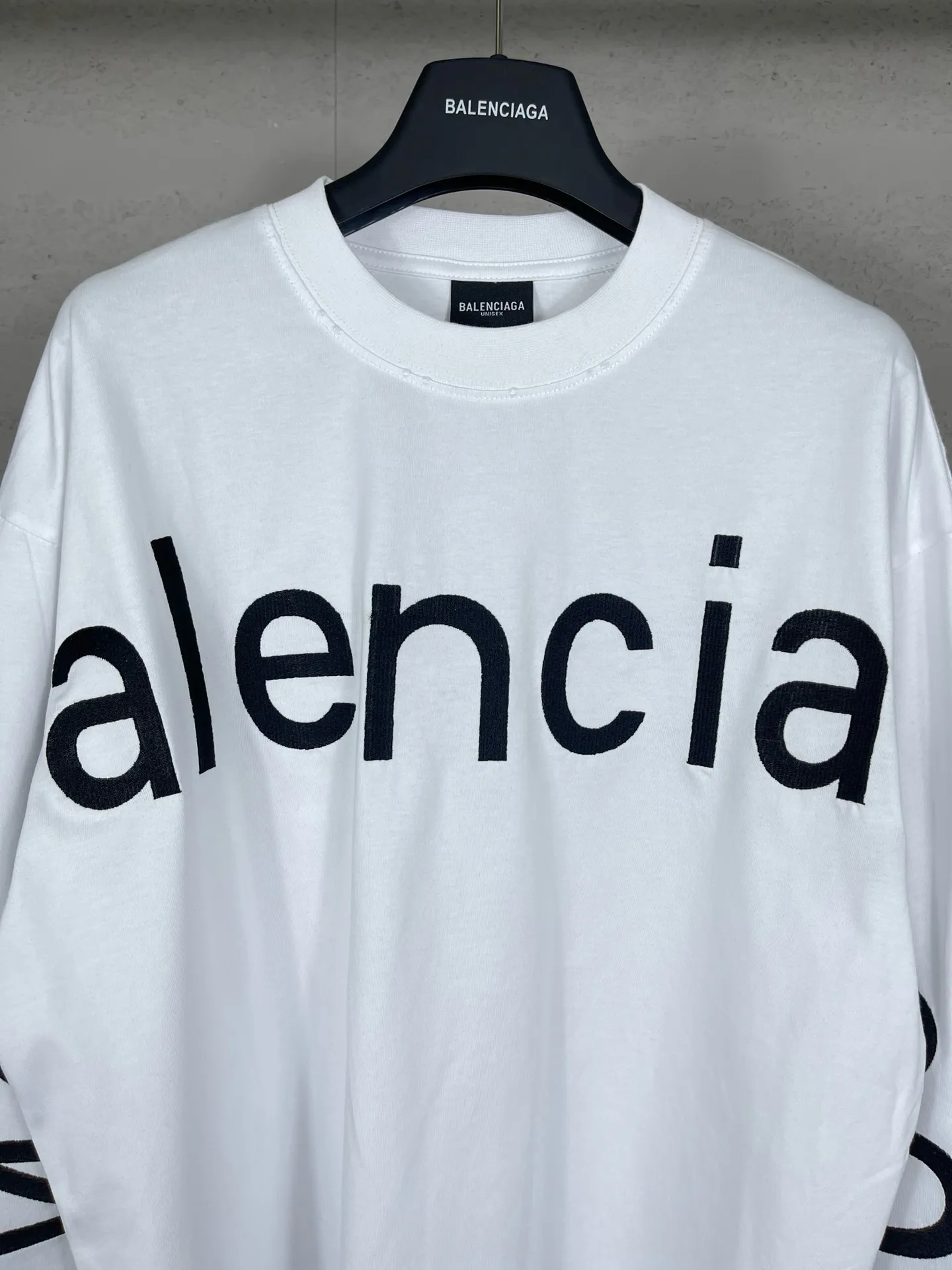 🅿️250 Actual pictures [Top version. Official website quality] BALENCI*GA/Paris BALENCI*GA#2024 latest model, Paris website embroidered letters large LOGO long-sleeved T-shirt. Brick cabinet sync. The first genuine product was developed, with over 200,000 stitches of counter-position embroidery on the chest. Notice! ️Full letter embroidery, welcome to compare! The fabric is made of Paris ZP custom-woven and dyed 100% cotton double-yarn compact cotton. The weight is 260 grams. The cloth surface is clean. The cloth pattern is clear. It is soft and comfortable. It has good color fastness and is not easy to change color. The threads are woven and dyed with no color difference. The embroidery is done using imported Tajima embroidery machines. Super 20W needle thread embroidery, accurate positioning, three-dimensional effect, clear lines. No burrs and miscellaneous threads, ultra-high craftsmanship embroidery. The version adopts OS loose shoulder design. Same style for men and women. Code: BL225001 Color: black, white. Size: XS S M L