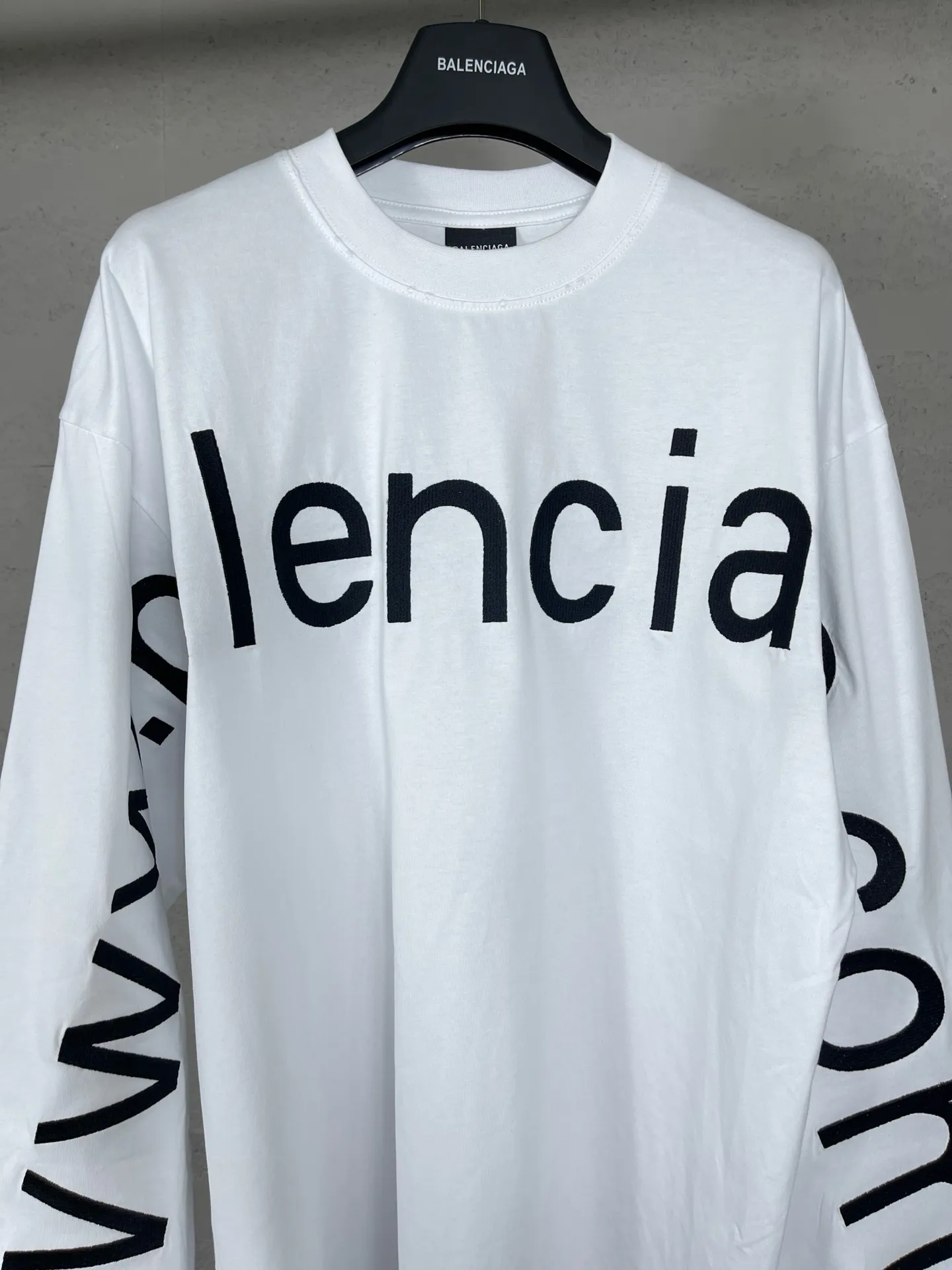 🅿️250 Actual pictures [Top version. Official website quality] BALENCI*GA/Paris BALENCI*GA#2024 latest model, Paris website embroidered letters large LOGO long-sleeved T-shirt. Brick cabinet sync. The first genuine product was developed, with over 200,000 stitches of counter-position embroidery on the chest. Notice! ️Full letter embroidery, welcome to compare! The fabric is made of Paris ZP custom-woven and dyed 100% cotton double-yarn compact cotton. The weight is 260 grams. The cloth surface is clean. The cloth pattern is clear. It is soft and comfortable. It has good color fastness and is not easy to change color. The threads are woven and dyed with no color difference. The embroidery is done using imported Tajima embroidery machines. Super 20W needle thread embroidery, accurate positioning, three-dimensional effect, clear lines. No burrs and miscellaneous threads, ultra-high craftsmanship embroidery. The version adopts OS loose shoulder design. Same style for men and women. Code: BL225001 Color: black, white. Size: XS S M L