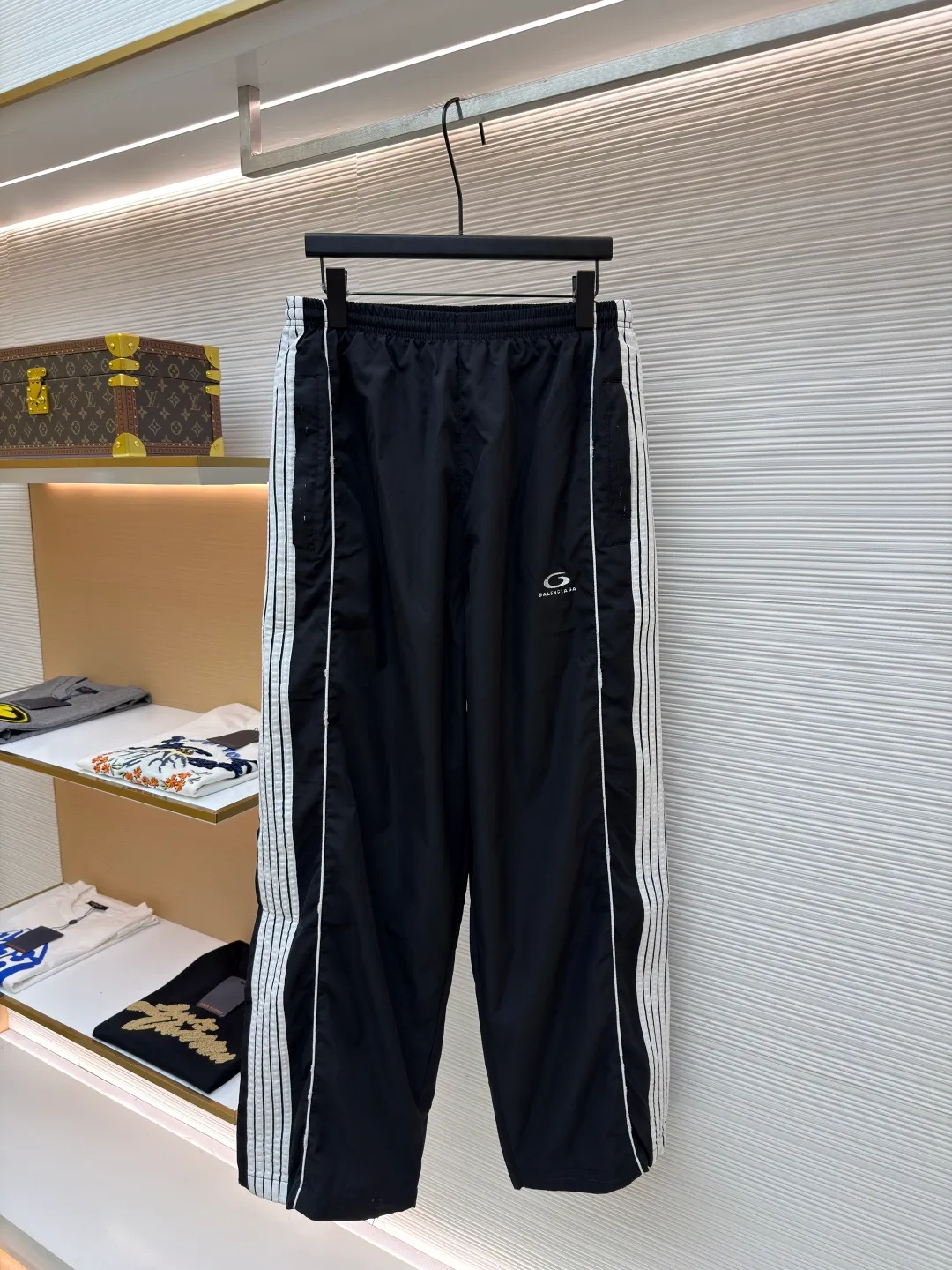 Balenciaga five-striped trousers ●Original version: Purchased and developed for 7999 ●Item number: 1681129-B05 ●Material: nylon fabric ●Technology: embroidery production ●Version: loose version ●Weight: about 520 grams ●Size: XS-S-M ●Description: The fabric is made of high-quality 200D nylon cotton fabric. The inner mesh is more breathable and comfortable. It is different from ready-made fabrics in the market. It is three times the price of ordinary fabrics in the market. The embroidery adopts imported Behringer, precise operation with thousands of needle density, hardware accessories, and zipper slider mold opening and customization. The overall wiring is straight and delicate, the fabric is comfortable and soft, and the color is consistent without color difference. It can be matched with the same style to create a fashionable look and control various occasions. Customized accessories, complete with three standards, same style for men and women!
