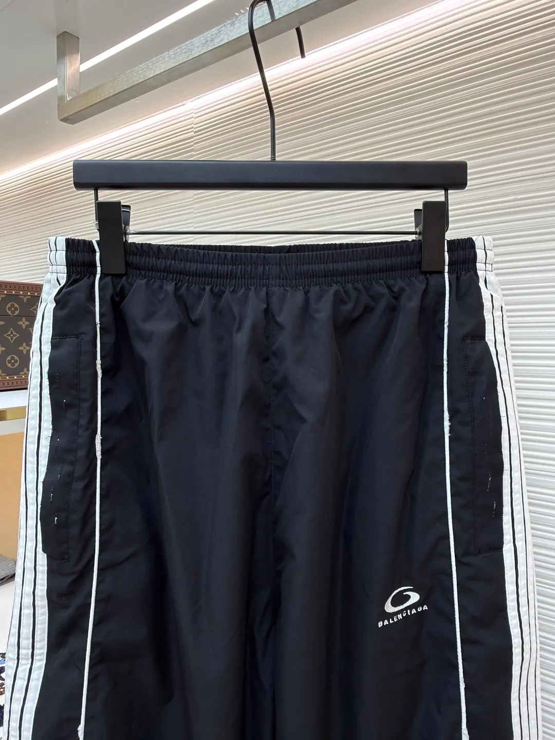 Balenciaga five-striped trousers ●Original version: Purchased and developed for 7999 ●Item number: 1681129-B05 ●Material: nylon fabric ●Technology: embroidery production ●Version: loose version ●Weight: about 520 grams ●Size: XS-S-M ●Description: The fabric is made of high-quality 200D nylon cotton fabric. The inner mesh is more breathable and comfortable. It is different from ready-made fabrics in the market. It is three times the price of ordinary fabrics in the market. The embroidery adopts imported Behringer, precise operation with thousands of needle density, hardware accessories, and zipper slider mold opening and customization. The overall wiring is straight and delicate, the fabric is comfortable and soft, and the color is consistent without color difference. It can be matched with the same style to create a fashionable look and control various occasions. Customized accessories, complete with three standards, same style for men and women!