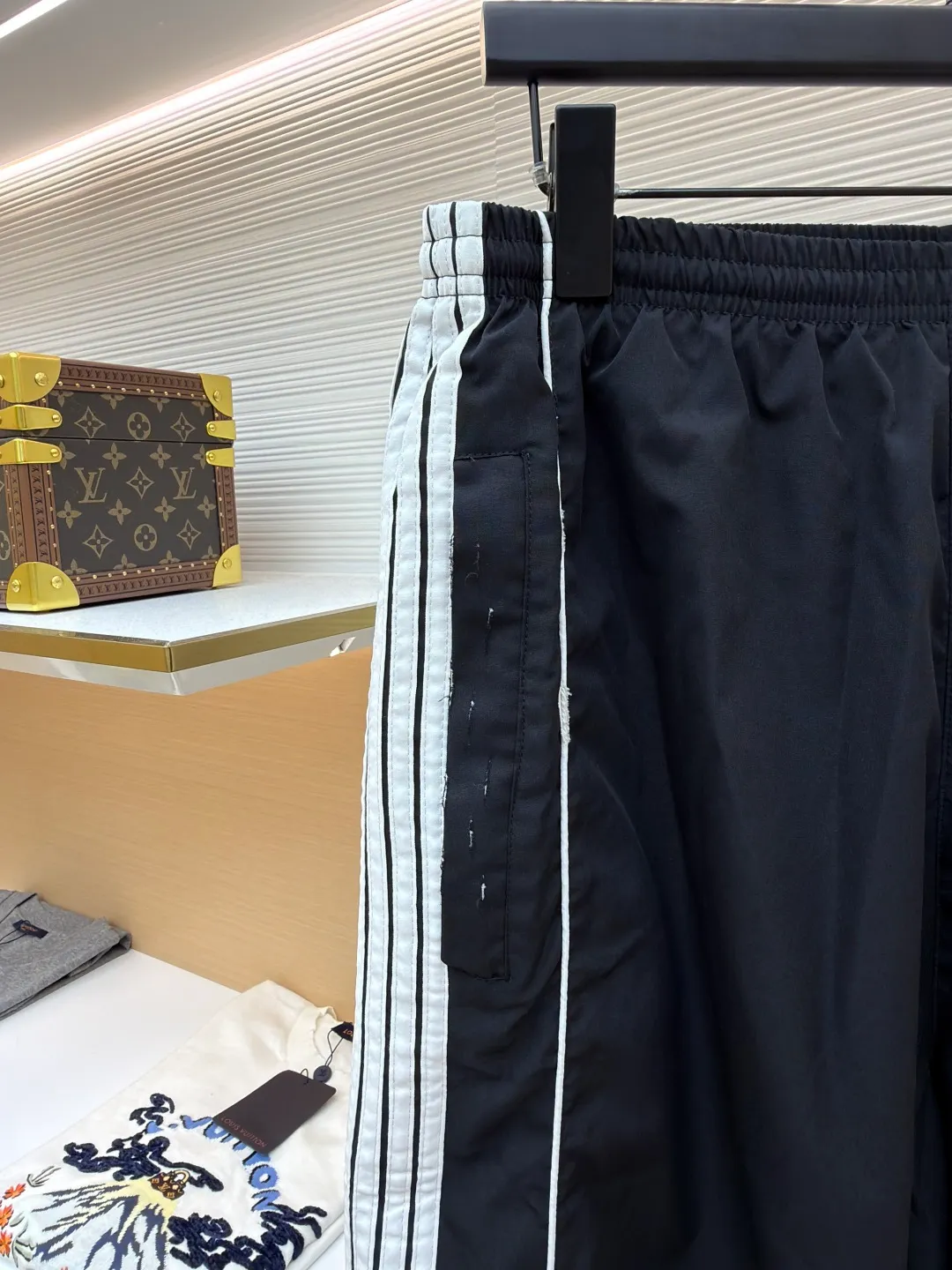 Balenciaga five-striped trousers ●Original version: Purchased and developed for 7999 ●Item number: 1681129-B05 ●Material: nylon fabric ●Technology: embroidery production ●Version: loose version ●Weight: about 520 grams ●Size: XS-S-M ●Description: The fabric is made of high-quality 200D nylon cotton fabric. The inner mesh is more breathable and comfortable. It is different from ready-made fabrics in the market. It is three times the price of ordinary fabrics in the market. The embroidery adopts imported Behringer, precise operation with thousands of needle density, hardware accessories, and zipper slider mold opening and customization. The overall wiring is straight and delicate, the fabric is comfortable and soft, and the color is consistent without color difference. It can be matched with the same style to create a fashionable look and control various occasions. Customized accessories, complete with three standards, same style for men and women!