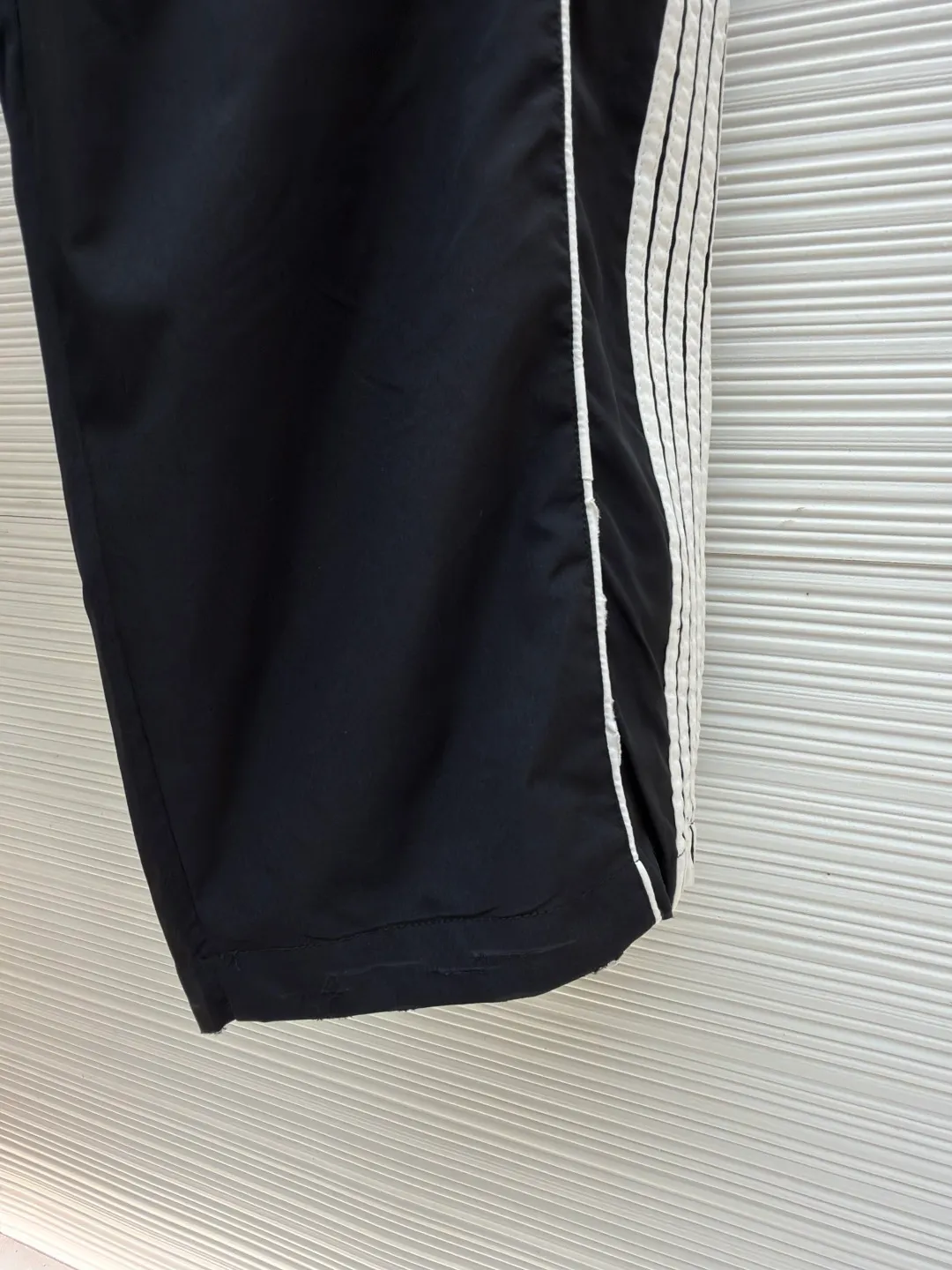 Balenciaga five-striped trousers ●Original version: Purchased and developed for 7999 ●Item number: 1681129-B05 ●Material: nylon fabric ●Technology: embroidery production ●Version: loose version ●Weight: about 520 grams ●Size: XS-S-M ●Description: The fabric is made of high-quality 200D nylon cotton fabric. The inner mesh is more breathable and comfortable. It is different from ready-made fabrics in the market. It is three times the price of ordinary fabrics in the market. The embroidery adopts imported Behringer, precise operation with thousands of needle density, hardware accessories, and zipper slider mold opening and customization. The overall wiring is straight and delicate, the fabric is comfortable and soft, and the color is consistent without color difference. It can be matched with the same style to create a fashionable look and control various occasions. Customized accessories, complete with three standards, same style for men and women!