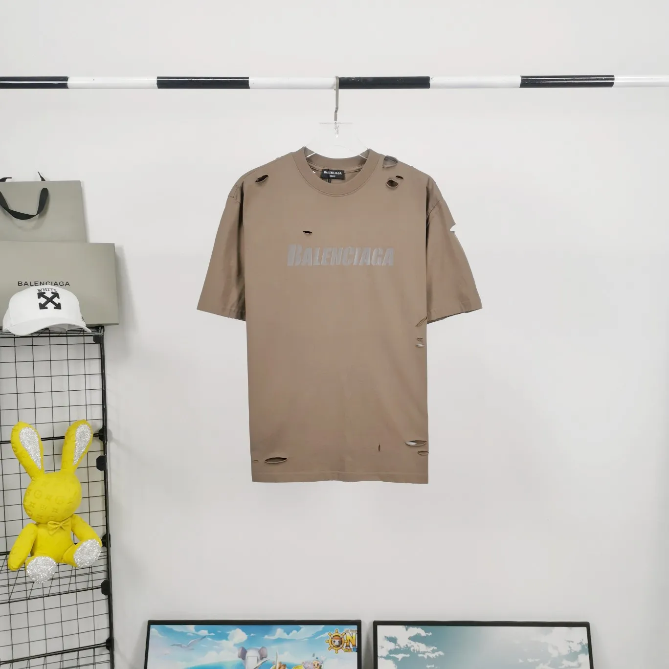 The top tested version of Balenciaga/BALENCIAGA chest crack print logo basic hole washed burst pattern male and female couple star same style pure cotton short-sleeved T-shirt custom-woven and dyed fabric, guaranteed to have no color difference with the genuine product, the collar thread is also dyed in the same vat. The holes on the neckline are manually rubbed, and the holes on the chest, front and back are all laser holes to ensure that the holes will not deform or wrinkle.  Made of 280g 24-count combed tightly siro-spun plain fabric, the front panel is printed with a glue-pulling effect, and imported transparent slurry is used to scrape the bottom to make the printing cracks feel even.  Color: Gray Red Blue Black White Size: XS-L P:260