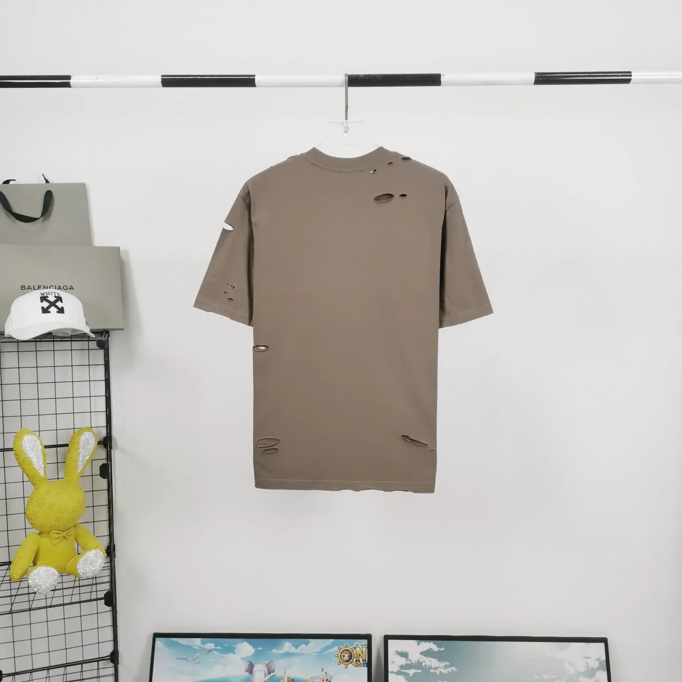 The top tested version of Balenciaga/BALENCIAGA chest crack print logo basic hole washed burst pattern male and female couple star same style pure cotton short-sleeved T-shirt custom-woven and dyed fabric, guaranteed to have no color difference with the genuine product, the collar thread is also dyed in the same vat. The holes on the neckline are manually rubbed, and the holes on the chest, front and back are all laser holes to ensure that the holes will not deform or wrinkle.  Made of 280g 24-count combed tightly siro-spun plain fabric, the front panel is printed with a glue-pulling effect, and imported transparent slurry is used to scrape the bottom to make the printing cracks feel even.  Color: Gray Red Blue Black White Size: XS-L P:260