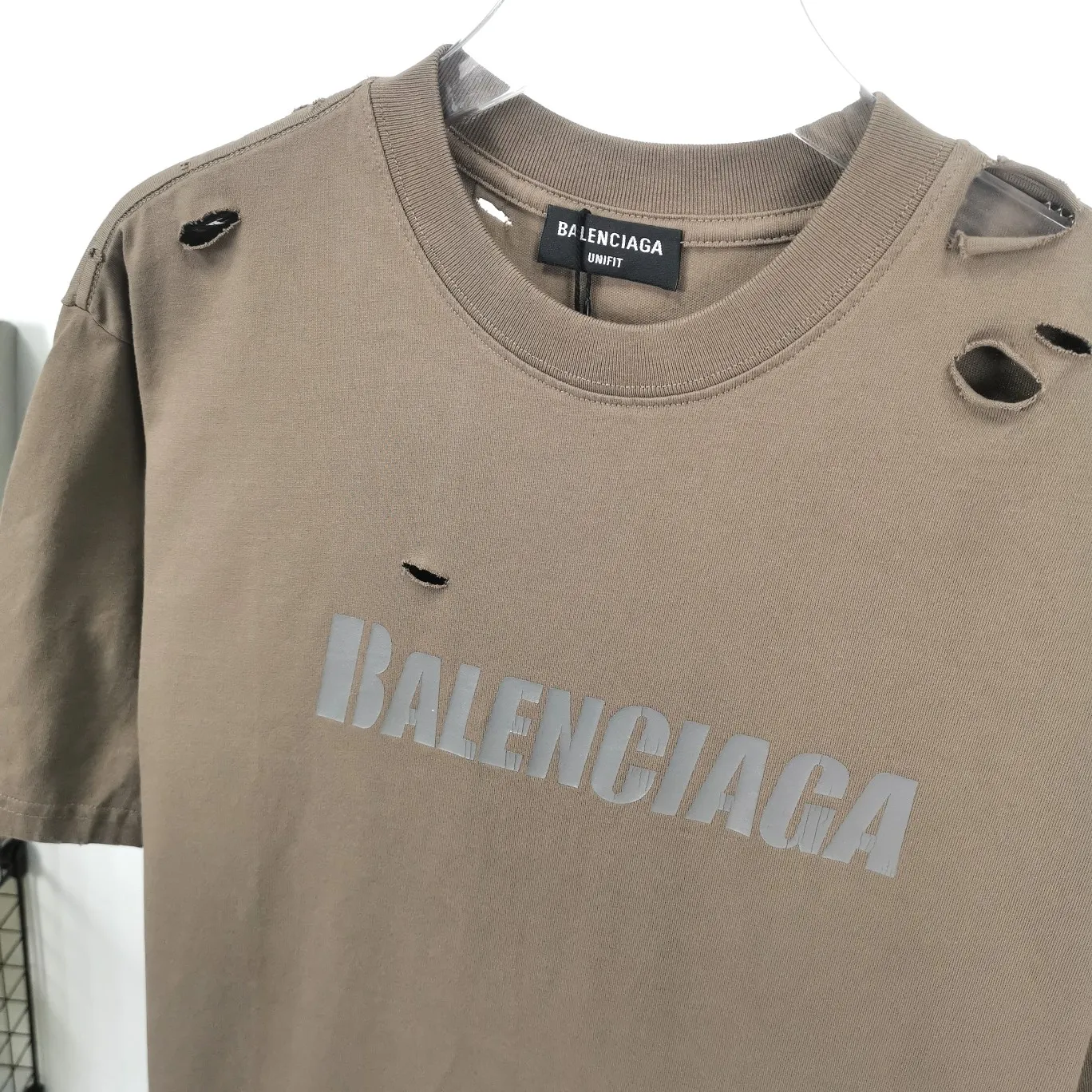 The top tested version of Balenciaga/BALENCIAGA chest crack print logo basic hole washed burst pattern male and female couple star same style pure cotton short-sleeved T-shirt custom-woven and dyed fabric, guaranteed to have no color difference with the genuine product, the collar thread is also dyed in the same vat. The holes on the neckline are manually rubbed, and the holes on the chest, front and back are all laser holes to ensure that the holes will not deform or wrinkle.  Made of 280g 24-count combed tightly siro-spun plain fabric, the front panel is printed with a glue-pulling effect, and imported transparent slurry is used to scrape the bottom to make the printing cracks feel even.  Color: Gray Red Blue Black White Size: XS-L P:260