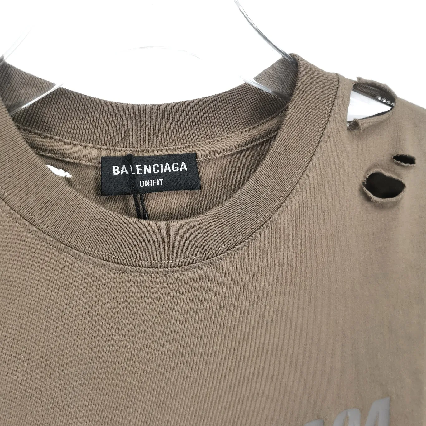 The top tested version of Balenciaga/BALENCIAGA chest crack print logo basic hole washed burst pattern male and female couple star same style pure cotton short-sleeved T-shirt custom-woven and dyed fabric, guaranteed to have no color difference with the genuine product, the collar thread is also dyed in the same vat. The holes on the neckline are manually rubbed, and the holes on the chest, front and back are all laser holes to ensure that the holes will not deform or wrinkle.  Made of 280g 24-count combed tightly siro-spun plain fabric, the front panel is printed with a glue-pulling effect, and imported transparent slurry is used to scrape the bottom to make the printing cracks feel even.  Color: Gray Red Blue Black White Size: XS-L P:260