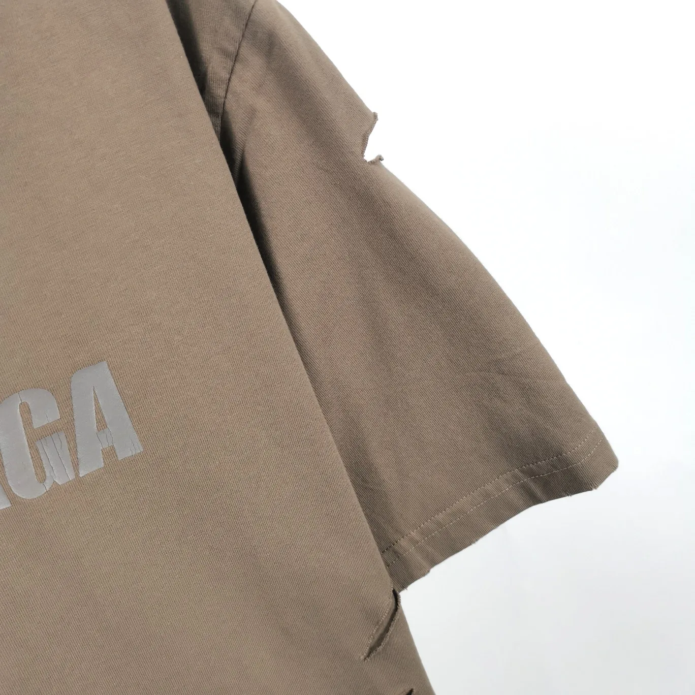 The top tested version of Balenciaga/BALENCIAGA chest crack print logo basic hole washed burst pattern male and female couple star same style pure cotton short-sleeved T-shirt custom-woven and dyed fabric, guaranteed to have no color difference with the genuine product, the collar thread is also dyed in the same vat. The holes on the neckline are manually rubbed, and the holes on the chest, front and back are all laser holes to ensure that the holes will not deform or wrinkle.  Made of 280g 24-count combed tightly siro-spun plain fabric, the front panel is printed with a glue-pulling effect, and imported transparent slurry is used to scrape the bottom to make the printing cracks feel even.  Color: Gray Red Blue Black White Size: XS-L P:260