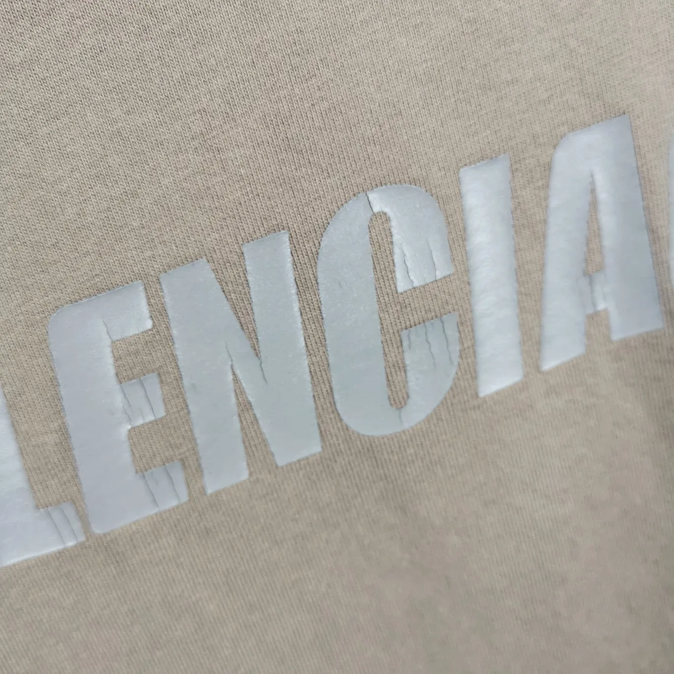 The top tested version of Balenciaga/BALENCIAGA chest crack print logo basic hole washed burst pattern male and female couple star same style pure cotton short-sleeved T-shirt custom-woven and dyed fabric, guaranteed to have no color difference with the genuine product, the collar thread is also dyed in the same vat. The holes on the neckline are manually rubbed, and the holes on the chest, front and back are all laser holes to ensure that the holes will not deform or wrinkle.  Made of 280g 24-count combed tightly siro-spun plain fabric, the front panel is printed with a glue-pulling effect, and imported transparent slurry is used to scrape the bottom to make the printing cracks feel even.  Color: Gray Red Blue Black White Size: XS-L P:260