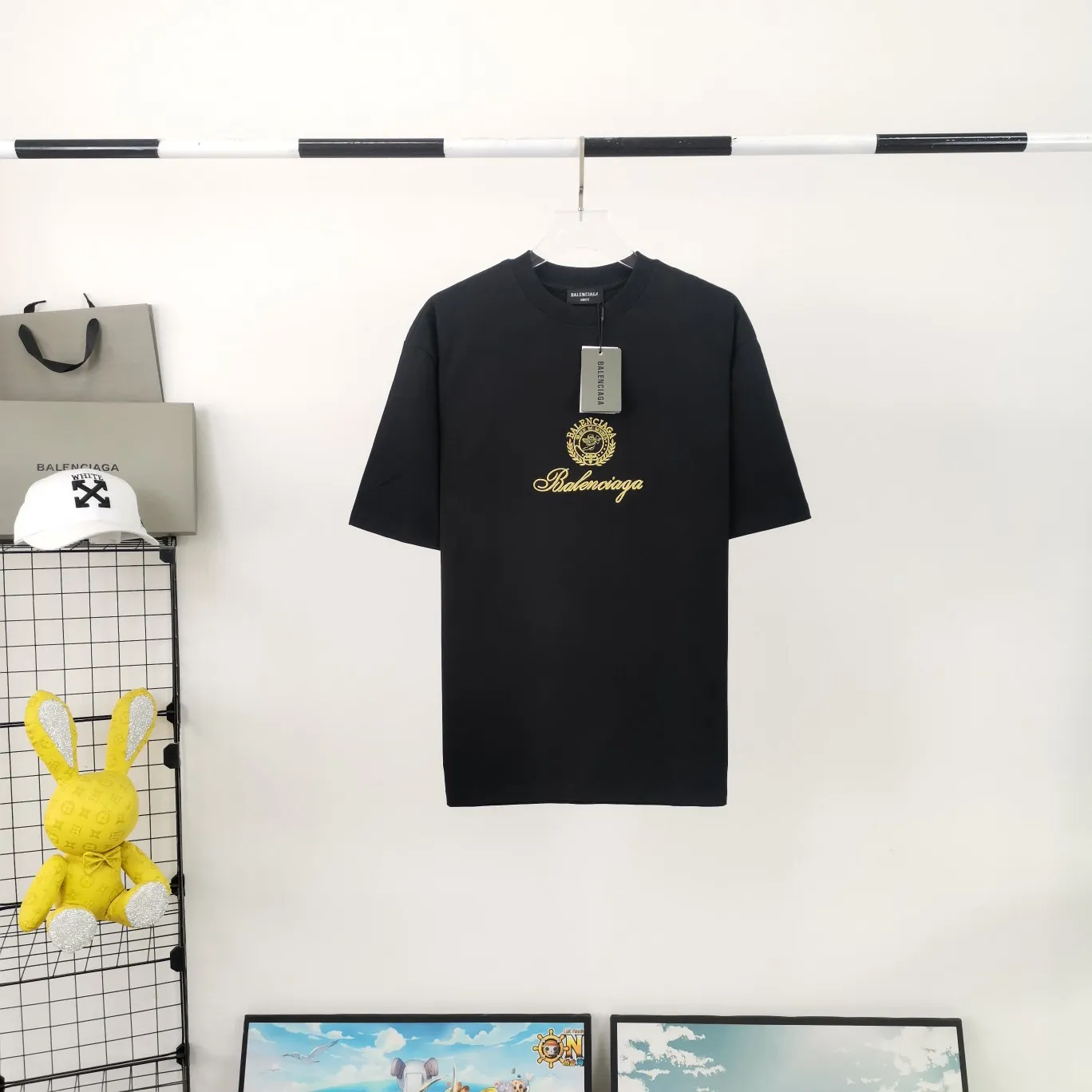 [New] The top tried and tested version of BALENCIAGA Balenciaga three-dimensional art embroidery Cupid badge Tanabata Valentine's Day limited edition pure cotton short-sleeved T-shirt for male and female couples stars Tanabata limited edition Cupid gold thread embroidered short-sleeved T-shirt Using imported Tajima machine, the embroidery effect is three-dimensional and full, first-line craftsmanship, the quality is visible to the naked eye, the overall font size, spacing, and detail features of the pattern are restored. The Cupid portrait is outlined by flat embroidery. The surrounding body is made of precision three-dimensional embroidery technology. The embroidery is very fine and dense. The font is clear and the lines and three-dimensional sense are strong. It highly restores the yb effect. Custom-woven and dyed 280g top-quality combed cotton fabric. The threads are the same and there is no color difference. Exclusive and high-quality. Welcome to compare. Same style for men and women. Color: white, black, pink. Size: XS-L P:260