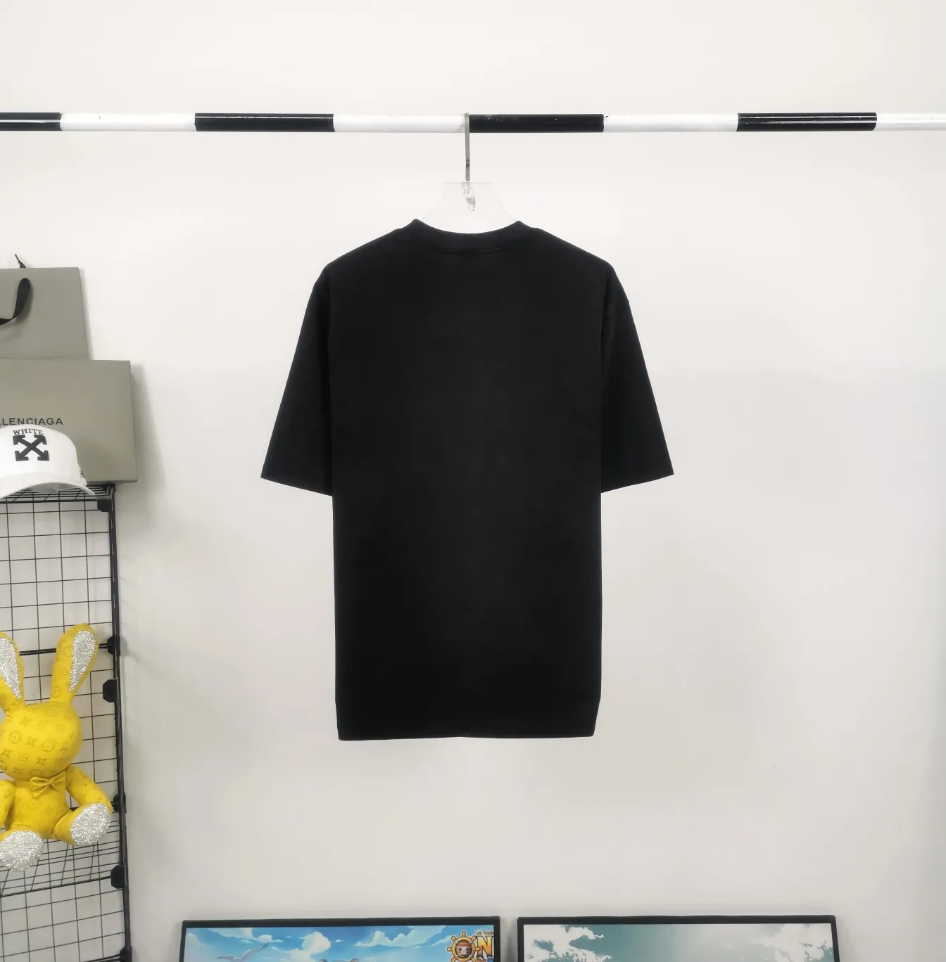 [New] The top tried and tested version of BALENCIAGA Balenciaga three-dimensional art embroidery Cupid badge Tanabata Valentine's Day limited edition pure cotton short-sleeved T-shirt for male and female couples stars Tanabata limited edition Cupid gold thread embroidered short-sleeved T-shirt Using imported Tajima machine, the embroidery effect is three-dimensional and full, first-line craftsmanship, the quality is visible to the naked eye, the overall font size, spacing, and detail features of the pattern are restored. The Cupid portrait is outlined by flat embroidery. The surrounding body is made of precision three-dimensional embroidery technology. The embroidery is very fine and dense. The font is clear and the lines and three-dimensional sense are strong. It highly restores the yb effect. Custom-woven and dyed 280g top-quality combed cotton fabric. The threads are the same and there is no color difference. Exclusive and high-quality. Welcome to compare. Same style for men and women. Color: white, black, pink. Size: XS-L P:260