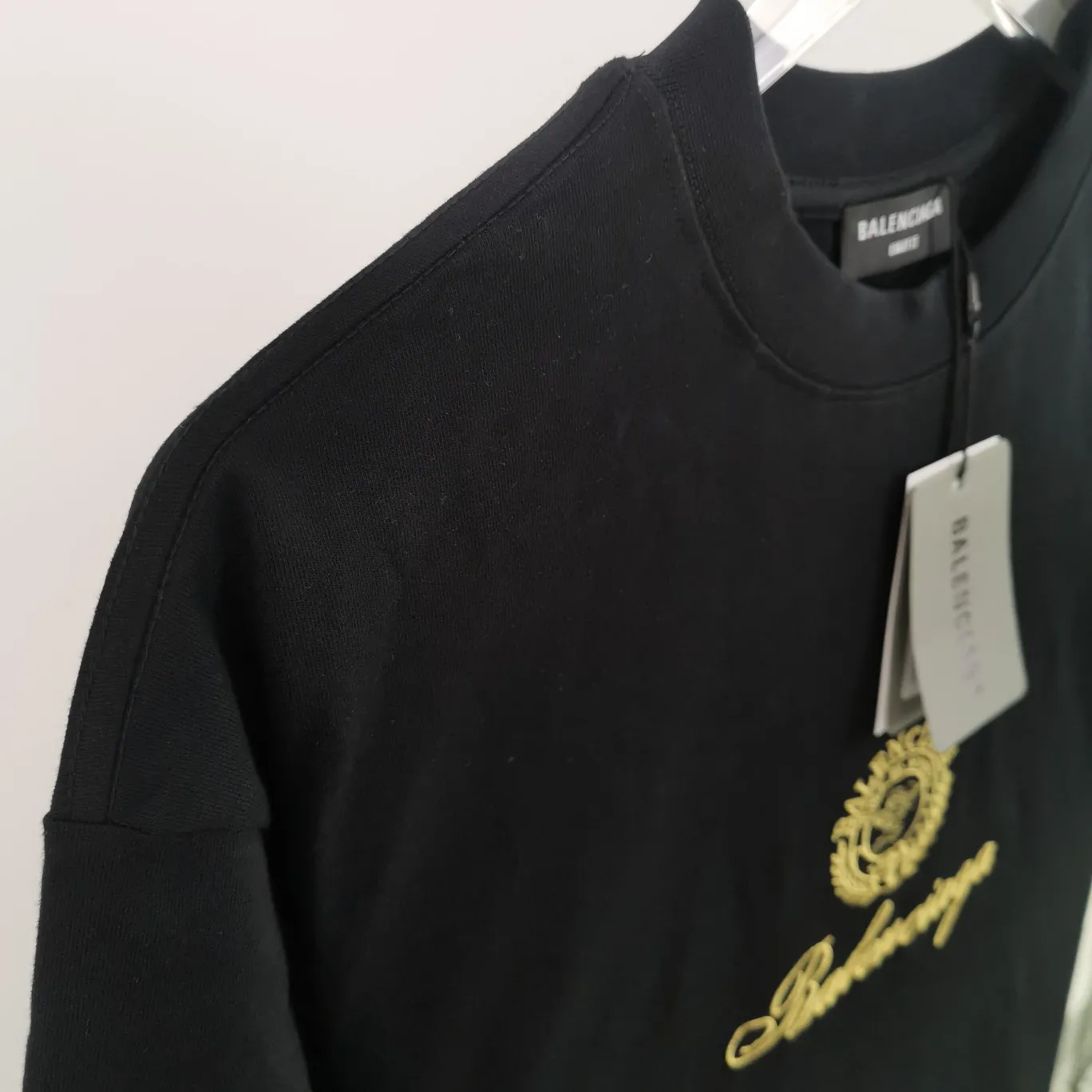 [New] The top tried and tested version of BALENCIAGA Balenciaga three-dimensional art embroidery Cupid badge Tanabata Valentine's Day limited edition pure cotton short-sleeved T-shirt for male and female couples stars Tanabata limited edition Cupid gold thread embroidered short-sleeved T-shirt Using imported Tajima machine, the embroidery effect is three-dimensional and full, first-line craftsmanship, the quality is visible to the naked eye, the overall font size, spacing, and detail features of the pattern are restored. The Cupid portrait is outlined by flat embroidery. The surrounding body is made of precision three-dimensional embroidery technology. The embroidery is very fine and dense. The font is clear and the lines and three-dimensional sense are strong. It highly restores the yb effect. Custom-woven and dyed 280g top-quality combed cotton fabric. The threads are the same and there is no color difference. Exclusive and high-quality. Welcome to compare. Same style for men and women. Color: white, black, pink. Size: XS-L P:260