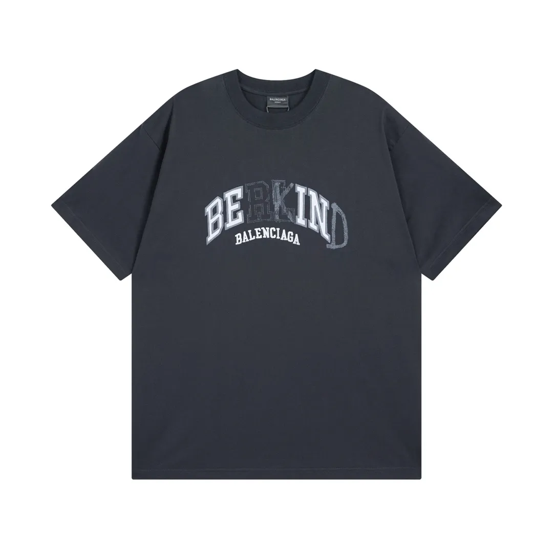 🅿️200 real photos [Top version. Official website quality] BALENCI*GA/Paris BALENCI*GA#2024 latest model, classic letter LOGO graffiti. Toothbrush embroidery short-sleeved T-shirt. Brick cabinet synchronization. Genuine products are developed and developed in the first time. Welcome to compare! The fabric is made of Paris ZP custom-woven and dyed 100% cotton double-yarn compact cotton. The weight is 260 grams. The cloth surface is clean. The cloth pattern is clear. It is soft and comfortable. It has good color fastness and is not easy to change color. The threads are woven and dyed with no color difference. The embroidery is done using imported Tajima embroidery machines. Super 12W needle and thread, three-dimensional effect, clear lines. No burrs and miscellaneous threads, ultra-high craftsmanship embroidery. The version adopts OS loose shoulder style. Same style for men and women. Code: BL223212 Color: dark blue gray. Floral gray Size: XS to L