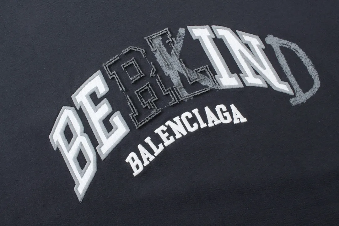 🅿️200 real photos [Top version. Official website quality] BALENCI*GA/Paris BALENCI*GA#2024 latest model, classic letter LOGO graffiti. Toothbrush embroidery short-sleeved T-shirt. Brick cabinet synchronization. Genuine products are developed and developed in the first time. Welcome to compare! The fabric is made of Paris ZP custom-woven and dyed 100% cotton double-yarn compact cotton. The weight is 260 grams. The cloth surface is clean. The cloth pattern is clear. It is soft and comfortable. It has good color fastness and is not easy to change color. The threads are woven and dyed with no color difference. The embroidery is done using imported Tajima embroidery machines. Super 12W needle and thread, three-dimensional effect, clear lines. No burrs and miscellaneous threads, ultra-high craftsmanship embroidery. The version adopts OS loose shoulder style. Same style for men and women. Code: BL223212 Color: dark blue gray. Floral gray Size: XS to L