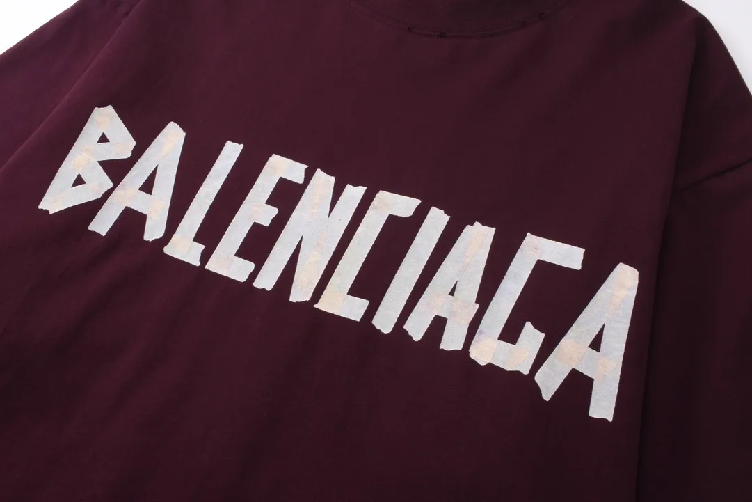 🅿️216 Real photos [Top version. Official website quality] BALENCI*GA/Paris. 23ss latest classic model. Front and rear tape direct printing. Ready-to-wear washed and worn long-sleeved T-shirt. Genuine product developed at the first time, brick cabinet synchronization. Welcome to compare. The fabric is made of Paris ZP custom-woven and dyed 100% cotton with double-yarn compact cotton. The weight is 260 grams. The cloth surface is clean. The cloth pattern is clear, soft and comfortable, and the threads are dyed with no color difference. The classic pattern is directly sprayed by a direct injection machine. Environmentally friendly imported materials, three-dimensional effect. Restored brick cabinet. The garments were washed and aged, and polished by many hands. Produced by ultra-heavy craftsmanship, the market currency is very different, welcome to compare. The version adopts OS loose shoulder design. The same style for men and women. Code: BL225003 Color: dark blue gray, off-white, burgundy, green, black blue, fog blue Size: XS S M L