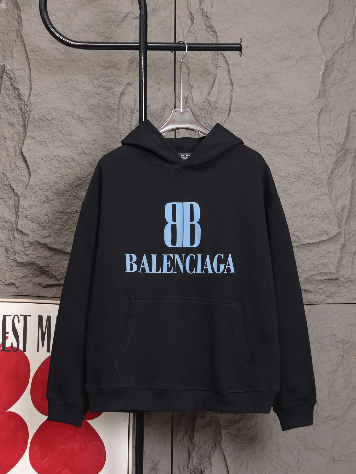 🅿️320 High-quality classic Paris hooded sweatshirt, model number B17 * Made of 450 custom-woven and dyed high-gram weight tripe pure cotton sweatshirt fabric. The fabric feels thick and has a certain sense of self-weight. The bottom has a dense and rough terry texture, which is close to the skin and has excellent warmth retention. You will not feel any discomfort at all! *The color is clear on the front chest, with the double B obvious logo added, the lines are smooth and smooth, and will not fall off or deform when washed *This design is based on classics and simply and clearly shows the brand's high-end luxury identity. Same style for men and women 𝐂𝐎𝐋𝐎𝐔𝐑: black, white 𝐒𝐈𝐙𝐄: S- xl