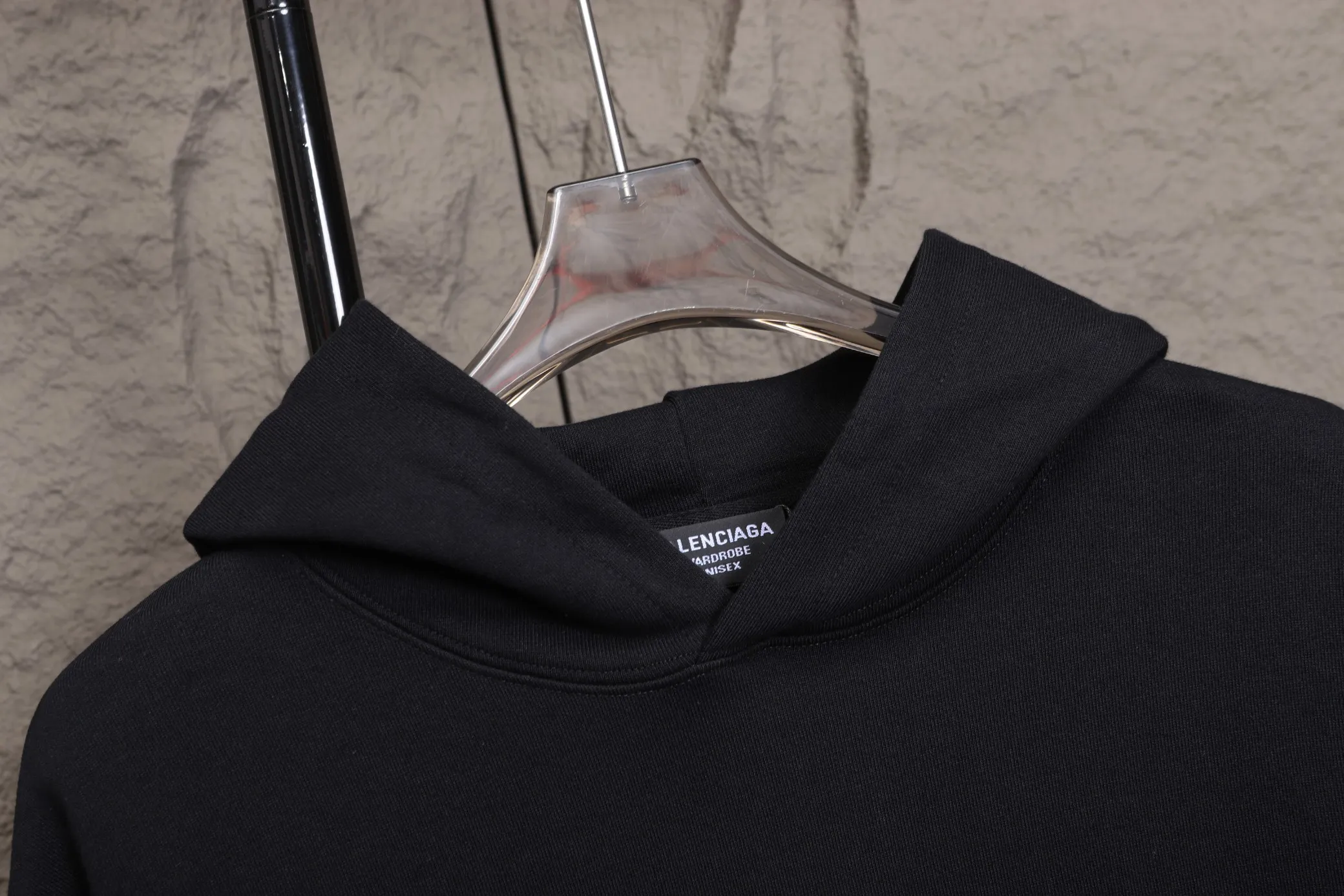 🅿️320 High-quality classic Paris hooded sweatshirt, model number B17 * Made of 450 custom-woven and dyed high-gram weight tripe pure cotton sweatshirt fabric. The fabric feels thick and has a certain sense of self-weight. The bottom has a dense and rough terry texture, which is close to the skin and has excellent warmth retention. You will not feel any discomfort at all! *The color is clear on the front chest, with the double B obvious logo added, the lines are smooth and smooth, and will not fall off or deform when washed *This design is based on classics and simply and clearly shows the brand's high-end luxury identity. Same style for men and women 𝐂𝐎𝐋𝐎𝐔𝐑: black, white 𝐒𝐈𝐙𝐄: S- xl