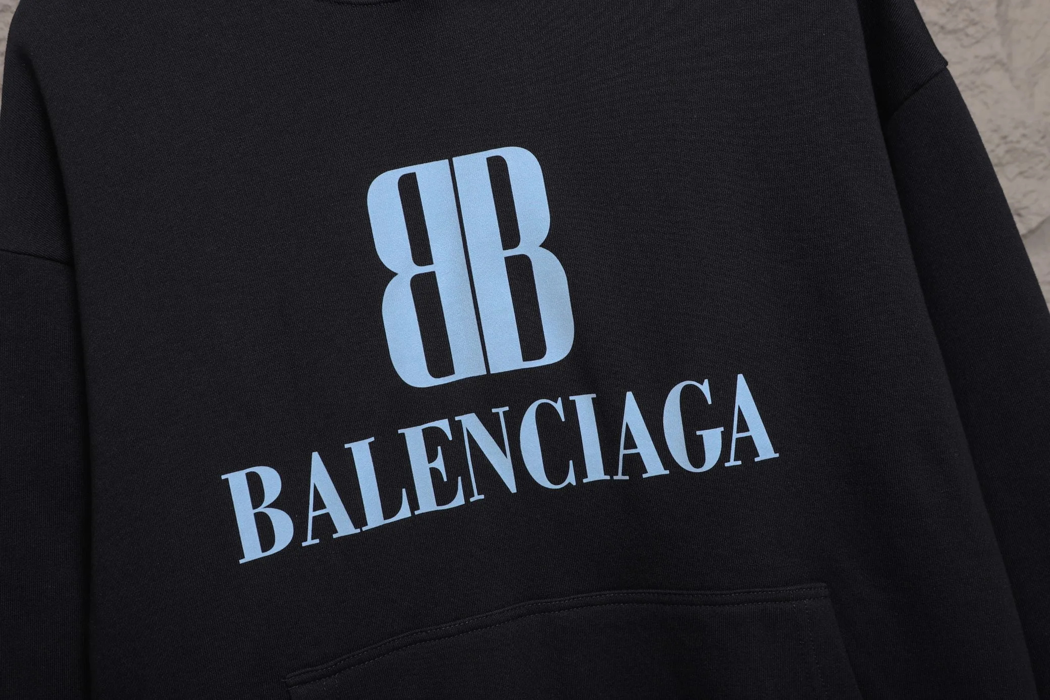 🅿️320 High-quality classic Paris hooded sweatshirt, model number B17 * Made of 450 custom-woven and dyed high-gram weight tripe pure cotton sweatshirt fabric. The fabric feels thick and has a certain sense of self-weight. The bottom has a dense and rough terry texture, which is close to the skin and has excellent warmth retention. You will not feel any discomfort at all! *The color is clear on the front chest, with the double B obvious logo added, the lines are smooth and smooth, and will not fall off or deform when washed *This design is based on classics and simply and clearly shows the brand's high-end luxury identity. Same style for men and women 𝐂𝐎𝐋𝐎𝐔𝐑: black, white 𝐒𝐈𝐙𝐄: S- xl