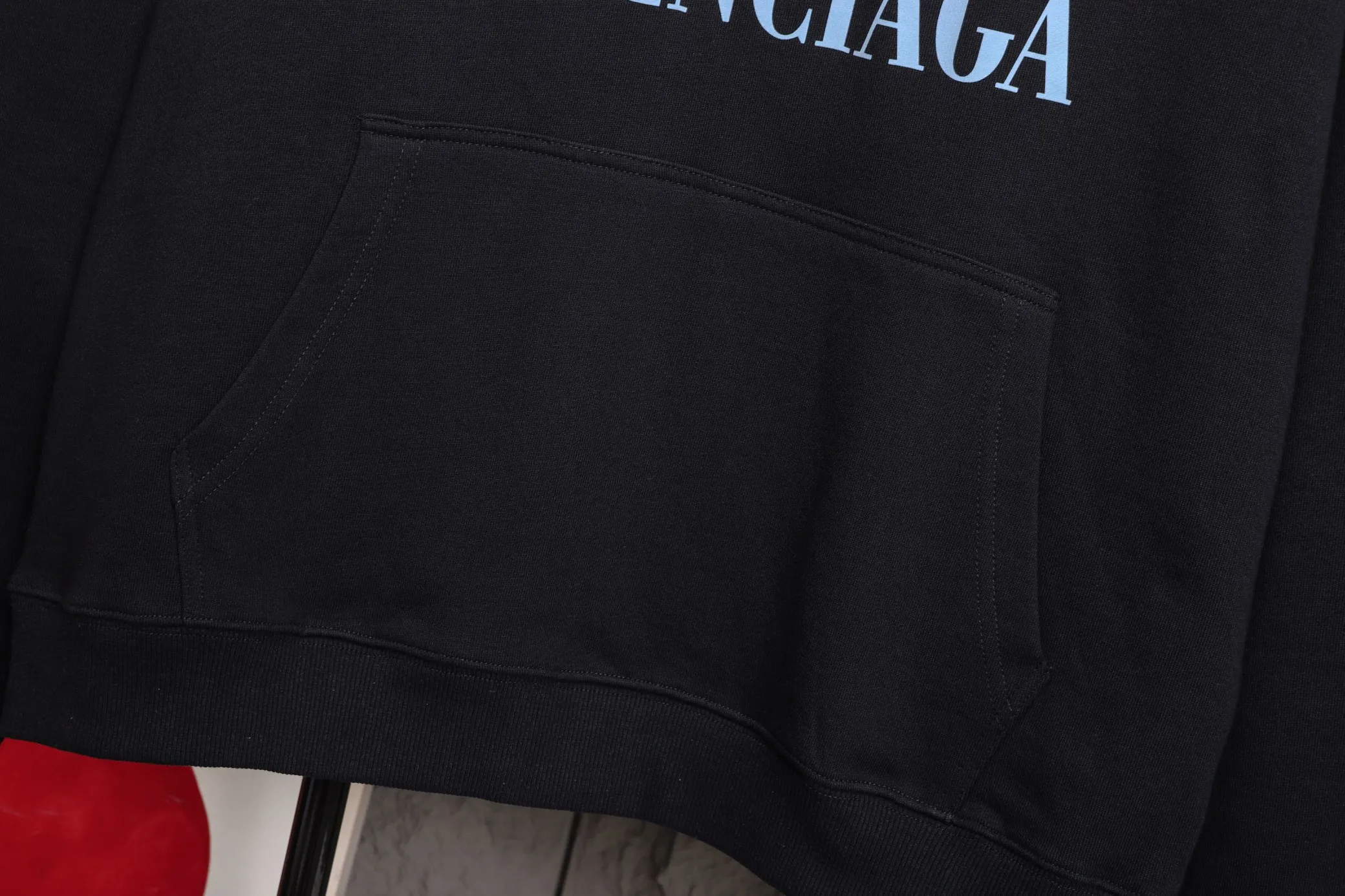 🅿️320 High-quality classic Paris hooded sweatshirt, model number B17 * Made of 450 custom-woven and dyed high-gram weight tripe pure cotton sweatshirt fabric. The fabric feels thick and has a certain sense of self-weight. The bottom has a dense and rough terry texture, which is close to the skin and has excellent warmth retention. You will not feel any discomfort at all! *The color is clear on the front chest, with the double B obvious logo added, the lines are smooth and smooth, and will not fall off or deform when washed *This design is based on classics and simply and clearly shows the brand's high-end luxury identity. Same style for men and women 𝐂𝐎𝐋𝐎𝐔𝐑: black, white 𝐒𝐈𝐙𝐄: S- xl