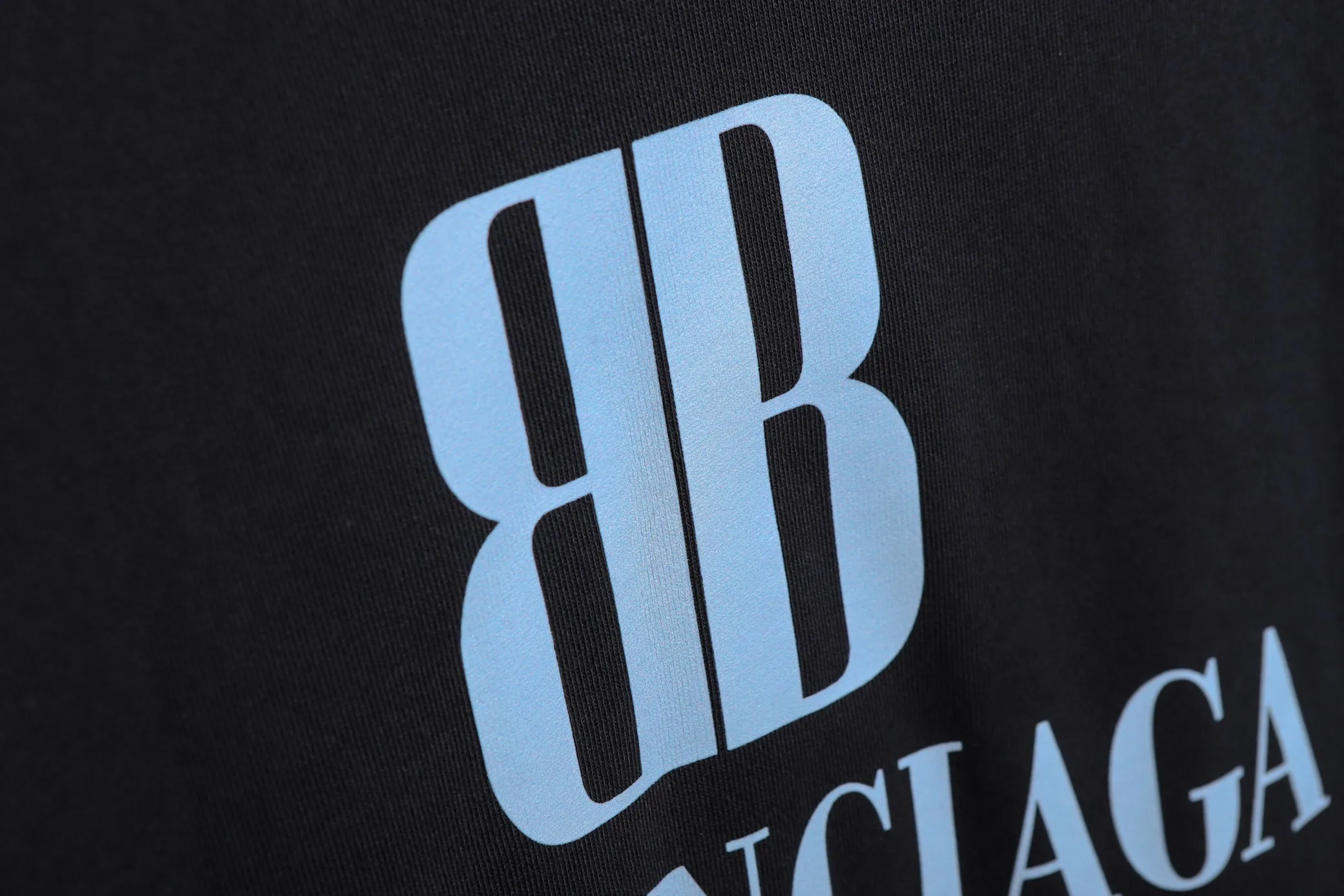 🅿️320 High-quality classic Paris hooded sweatshirt, model number B17 * Made of 450 custom-woven and dyed high-gram weight tripe pure cotton sweatshirt fabric. The fabric feels thick and has a certain sense of self-weight. The bottom has a dense and rough terry texture, which is close to the skin and has excellent warmth retention. You will not feel any discomfort at all! *The color is clear on the front chest, with the double B obvious logo added, the lines are smooth and smooth, and will not fall off or deform when washed *This design is based on classics and simply and clearly shows the brand's high-end luxury identity. Same style for men and women 𝐂𝐎𝐋𝐎𝐔𝐑: black, white 𝐒𝐈𝐙𝐄: S- xl