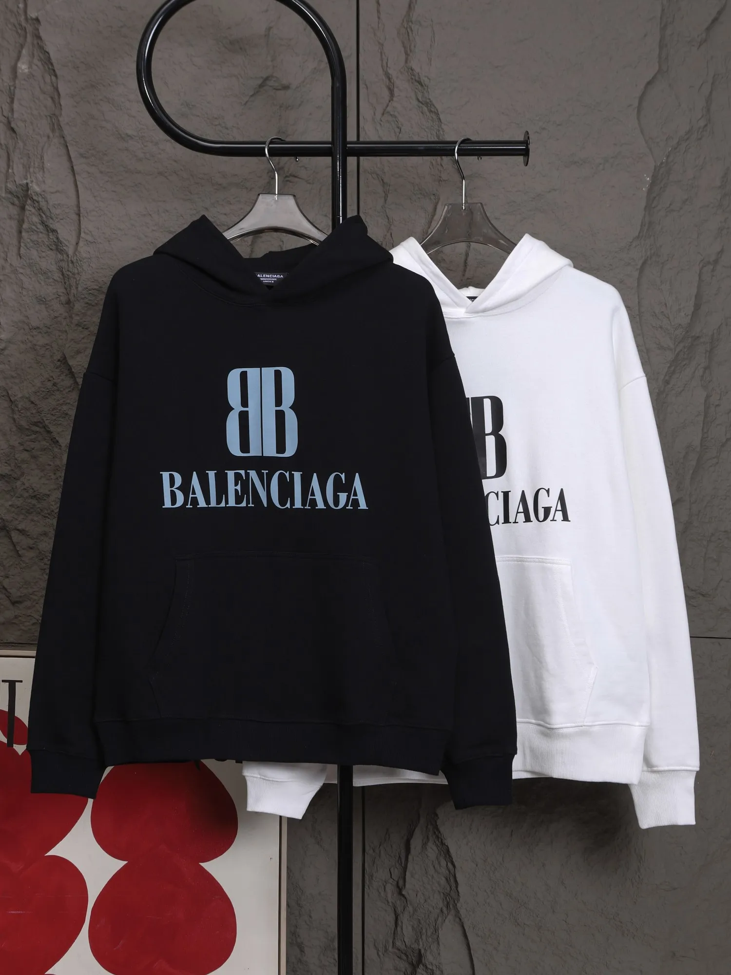 🅿️320 High-quality classic Paris hooded sweatshirt, model number B17 * Made of 450 custom-woven and dyed high-gram weight tripe pure cotton sweatshirt fabric. The fabric feels thick and has a certain sense of self-weight. The bottom has a dense and rough terry texture, which is close to the skin and has excellent warmth retention. You will not feel any discomfort at all! *The color is clear on the front chest, with the double B obvious logo added, the lines are smooth and smooth, and will not fall off or deform when washed *This design is based on classics and simply and clearly shows the brand's high-end luxury identity. Same style for men and women 𝐂𝐎𝐋𝐎𝐔𝐑: black, white 𝐒𝐈𝐙𝐄: S- xl
