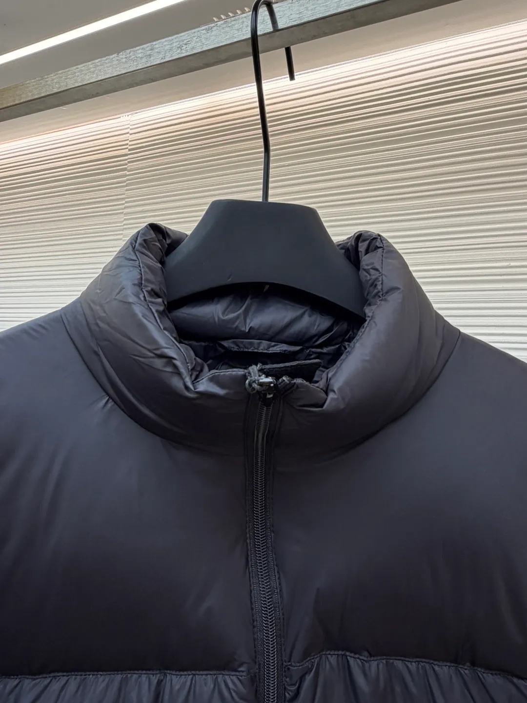 Balenciaga single-loop embroidered down jacket ●Original version: purchased and developed for 13899 ●Item number: 1681276-D15 ●Fabric: white duck down fabric ●Technology: mechanical down filling ●Color: black ●Version: loose version ●Weight: about 720 grams ●Size: S-M-L-XL ●Description: Custom-developed high-count and high-density woven fabric is the cornerstone of its high-end texture. High count means that the yarns are extremely fine, resulting in a finely textured and silky-touch surface; high density gives the fabric excellent stiffness, abrasion resistance and wind resistance. It avoids the rough feeling of ordinary cotton canvas and presents a low-key and precise micro-gloss, which provides a perfect and stable foundation for subsequent embroidery and hemming processes. The filling process needs to ensure that the cotton body is evenly distributed within the quilting grid without holes or agglomerations, which requires extremely high filling accuracy. The hemming is like the steel frame of a building, which strengthens the overall silhouette of the vest and makes the lines sharper and clearer, reflecting the brand's meticulous attitude towards tailoring. Dense embroidery on this thin and dense fabric can easily cause the fabric to shrink and deform. The brand will use special water-soluble lining or hot-melt lining on the bottom layer of embroidery. These linings will disappear after the embroidery is completed, ensuring that the pattern is smooth and crisp without destroying the flexibility of the fabric itself. This is the ultimate test of the combination of handicrafts and technology. The overall wiring is straight and delicate, the fabric is comfortable and soft, and the color is consistent without color difference. It can be matched with the same style to create a fashionable look and control various occasions. Customized accessories, complete with three standards, same style for men and women!