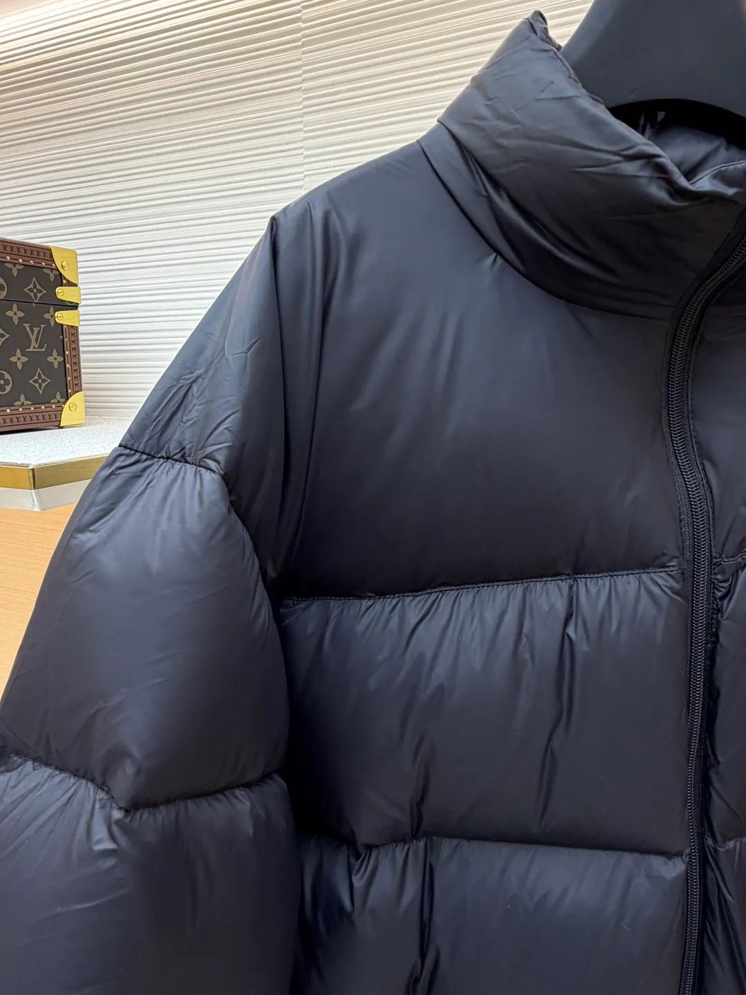 Balenciaga single-loop embroidered down jacket ●Original version: purchased and developed for 13899 ●Item number: 1681276-D15 ●Fabric: white duck down fabric ●Technology: mechanical down filling ●Color: black ●Version: loose version ●Weight: about 720 grams ●Size: S-M-L-XL ●Description: Custom-developed high-count and high-density woven fabric is the cornerstone of its high-end texture. High count means that the yarns are extremely fine, resulting in a finely textured and silky-touch surface; high density gives the fabric excellent stiffness, abrasion resistance and wind resistance. It avoids the rough feeling of ordinary cotton canvas and presents a low-key and precise micro-gloss, which provides a perfect and stable foundation for subsequent embroidery and hemming processes. The filling process needs to ensure that the cotton body is evenly distributed within the quilting grid without holes or agglomerations, which requires extremely high filling accuracy. The hemming is like the steel frame of a building, which strengthens the overall silhouette of the vest and makes the lines sharper and clearer, reflecting the brand's meticulous attitude towards tailoring. Dense embroidery on this thin and dense fabric can easily cause the fabric to shrink and deform. The brand will use special water-soluble lining or hot-melt lining on the bottom layer of embroidery. These linings will disappear after the embroidery is completed, ensuring that the pattern is smooth and crisp without destroying the flexibility of the fabric itself. This is the ultimate test of the combination of handicrafts and technology. The overall wiring is straight and delicate, the fabric is comfortable and soft, and the color is consistent without color difference. It can be matched with the same style to create a fashionable look and control various occasions. Customized accessories, complete with three standards, same style for men and women!