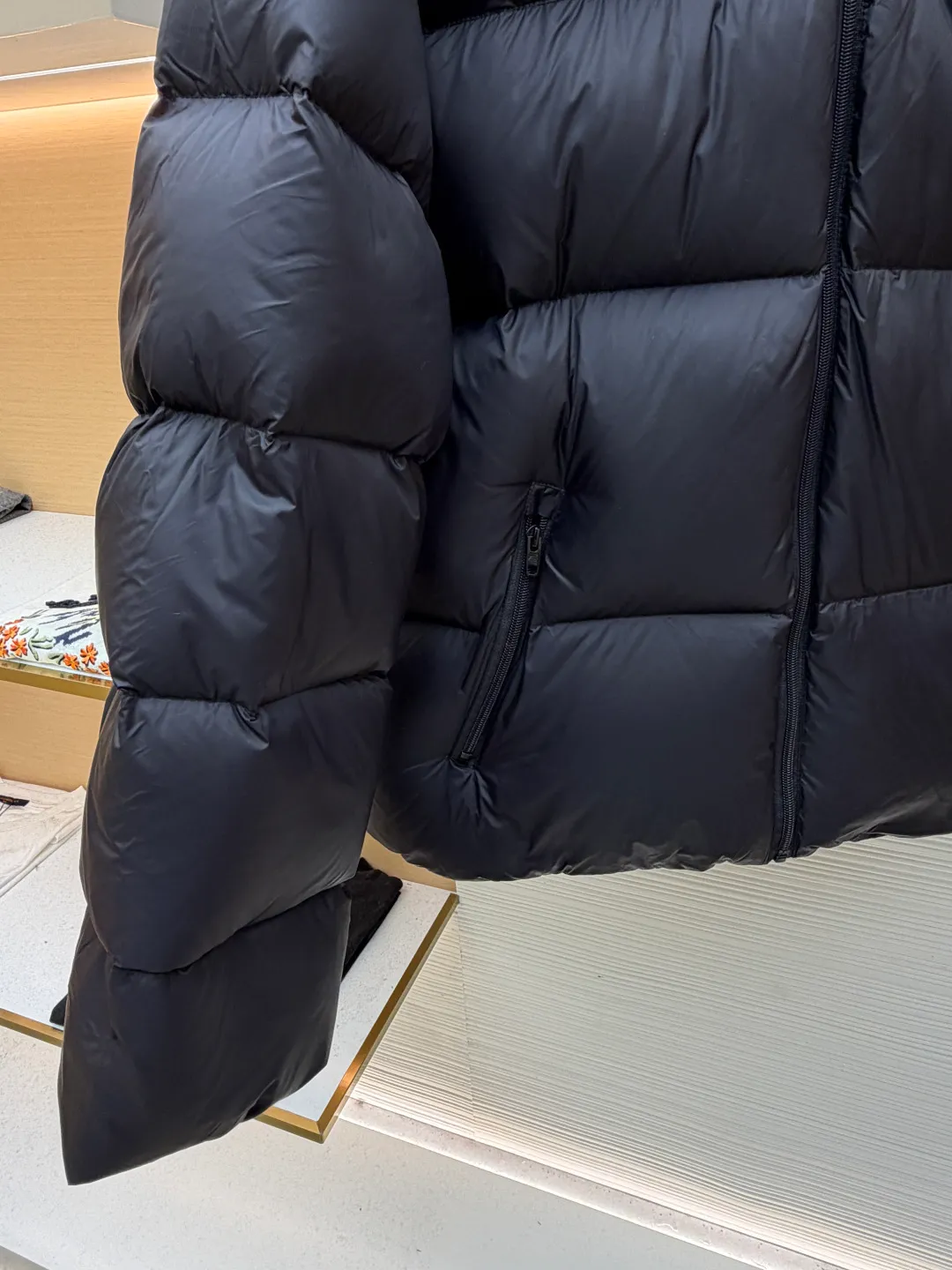 Balenciaga single-loop embroidered down jacket ●Original version: purchased and developed for 13899 ●Item number: 1681276-D15 ●Fabric: white duck down fabric ●Technology: mechanical down filling ●Color: black ●Version: loose version ●Weight: about 720 grams ●Size: S-M-L-XL ●Description: Custom-developed high-count and high-density woven fabric is the cornerstone of its high-end texture. High count means that the yarns are extremely fine, resulting in a finely textured and silky-touch surface; high density gives the fabric excellent stiffness, abrasion resistance and wind resistance. It avoids the rough feeling of ordinary cotton canvas and presents a low-key and precise micro-gloss, which provides a perfect and stable foundation for subsequent embroidery and hemming processes. The filling process needs to ensure that the cotton body is evenly distributed within the quilting grid without holes or agglomerations, which requires extremely high filling accuracy. The hemming is like the steel frame of a building, which strengthens the overall silhouette of the vest and makes the lines sharper and clearer, reflecting the brand's meticulous attitude towards tailoring. Dense embroidery on this thin and dense fabric can easily cause the fabric to shrink and deform. The brand will use special water-soluble lining or hot-melt lining on the bottom layer of embroidery. These linings will disappear after the embroidery is completed, ensuring that the pattern is smooth and crisp without destroying the flexibility of the fabric itself. This is the ultimate test of the combination of handicrafts and technology. The overall wiring is straight and delicate, the fabric is comfortable and soft, and the color is consistent without color difference. It can be matched with the same style to create a fashionable look and control various occasions. Customized accessories, complete with three standards, same style for men and women!