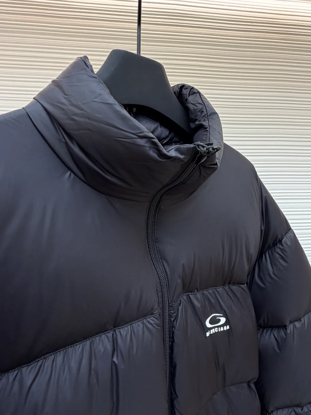 Balenciaga single-loop embroidered down jacket ●Original version: purchased and developed for 13899 ●Item number: 1681276-D15 ●Fabric: white duck down fabric ●Technology: mechanical down filling ●Color: black ●Version: loose version ●Weight: about 720 grams ●Size: S-M-L-XL ●Description: Custom-developed high-count and high-density woven fabric is the cornerstone of its high-end texture. High count means that the yarns are extremely fine, resulting in a finely textured and silky-touch surface; high density gives the fabric excellent stiffness, abrasion resistance and wind resistance. It avoids the rough feeling of ordinary cotton canvas and presents a low-key and precise micro-gloss, which provides a perfect and stable foundation for subsequent embroidery and hemming processes. The filling process needs to ensure that the cotton body is evenly distributed within the quilting grid without holes or agglomerations, which requires extremely high filling accuracy. The hemming is like the steel frame of a building, which strengthens the overall silhouette of the vest and makes the lines sharper and clearer, reflecting the brand's meticulous attitude towards tailoring. Dense embroidery on this thin and dense fabric can easily cause the fabric to shrink and deform. The brand will use special water-soluble lining or hot-melt lining on the bottom layer of embroidery. These linings will disappear after the embroidery is completed, ensuring that the pattern is smooth and crisp without destroying the flexibility of the fabric itself. This is the ultimate test of the combination of handicrafts and technology. The overall wiring is straight and delicate, the fabric is comfortable and soft, and the color is consistent without color difference. It can be matched with the same style to create a fashionable look and control various occasions. Customized accessories, complete with three standards, same style for men and women!