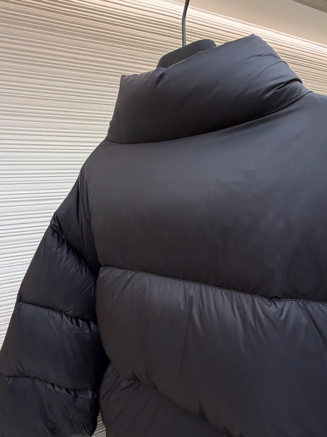 Balenciaga single-loop embroidered down jacket ●Original version: purchased and developed for 13899 ●Item number: 1681276-D15 ●Fabric: white duck down fabric ●Technology: mechanical down filling ●Color: black ●Version: loose version ●Weight: about 720 grams ●Size: S-M-L-XL ●Description: Custom-developed high-count and high-density woven fabric is the cornerstone of its high-end texture. High count means that the yarns are extremely fine, resulting in a finely textured and silky-touch surface; high density gives the fabric excellent stiffness, abrasion resistance and wind resistance. It avoids the rough feeling of ordinary cotton canvas and presents a low-key and precise micro-gloss, which provides a perfect and stable foundation for subsequent embroidery and hemming processes. The filling process needs to ensure that the cotton body is evenly distributed within the quilting grid without holes or agglomerations, which requires extremely high filling accuracy. The hemming is like the steel frame of a building, which strengthens the overall silhouette of the vest and makes the lines sharper and clearer, reflecting the brand's meticulous attitude towards tailoring. Dense embroidery on this thin and dense fabric can easily cause the fabric to shrink and deform. The brand will use special water-soluble lining or hot-melt lining on the bottom layer of embroidery. These linings will disappear after the embroidery is completed, ensuring that the pattern is smooth and crisp without destroying the flexibility of the fabric itself. This is the ultimate test of the combination of handicrafts and technology. The overall wiring is straight and delicate, the fabric is comfortable and soft, and the color is consistent without color difference. It can be matched with the same style to create a fashionable look and control various occasions. Customized accessories, complete with three standards, same style for men and women!