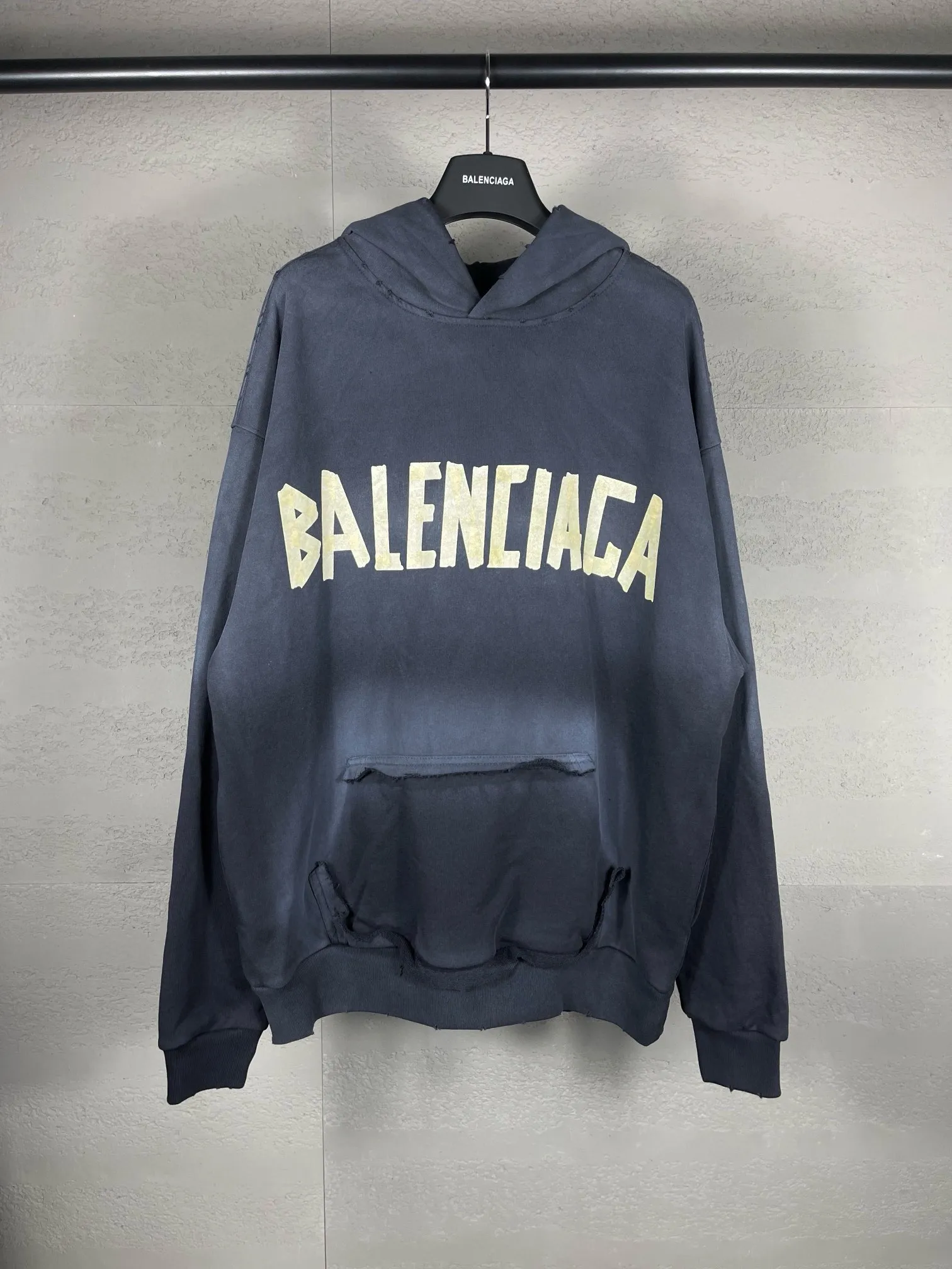 🅿️380 real photos [Top version. Official website quality] BALENCI*GA/Paris. 23ss latest classic hot model. Purchase the original board at the first time. Color. Printing. Washing. Production and authenticity. Wrong version in Jubie market. Welcome to compare. Tape direct printing. Ready-to-wear hooded sweatshirt washed and worn twice. The brick cabinet is synchronized. The fabric is made of Paris ZP custom-woven and dyed cotton sweatshirt. The weight is 450 grams. The cloth surface is clean. The cloth pattern is clear, soft and comfortable, and the threads are dyed with no color difference. The classic pattern adopts Kornit imported direct injection. The letters are clear and the effect is three-dimensional. Restored brick cabinet. The garments were washed and aged, and polished by many hands. Produced by ultra-heavy craftsmanship, special market currency. Note⚠️ZP fabric is made of fine-grained yarn. Pay attention to the big difference! Welcome to compare! The version adopts OS loose shoulder version. The same style for men and women. Code: BL238016 Color: dark gray blue, Paris blue, washed black, burgundy, fluorescent yellow, green, floral gray, sky blue, khaki Size: XS S M L