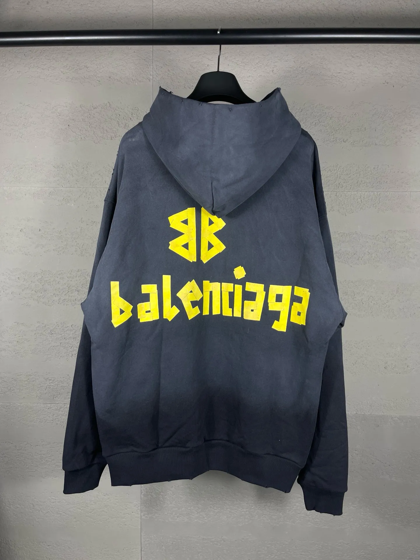 🅿️380 real photos [Top version. Official website quality] BALENCI*GA/Paris. 23ss latest classic hot model. Purchase the original board at the first time. Color. Printing. Washing. Production and authenticity. Wrong version in Jubie market. Welcome to compare. Tape direct printing. Ready-to-wear hooded sweatshirt washed and worn twice. The brick cabinet is synchronized. The fabric is made of Paris ZP custom-woven and dyed cotton sweatshirt. The weight is 450 grams. The cloth surface is clean. The cloth pattern is clear, soft and comfortable, and the threads are dyed with no color difference. The classic pattern adopts Kornit imported direct injection. The letters are clear and the effect is three-dimensional. Restored brick cabinet. The garments were washed and aged, and polished by many hands. Produced by ultra-heavy craftsmanship, special market currency. Note⚠️ZP fabric is made of fine-grained yarn. Pay attention to the big difference! Welcome to compare! The version adopts OS loose shoulder version. The same style for men and women. Code: BL238016 Color: dark gray blue, Paris blue, washed black, burgundy, fluorescent yellow, green, floral gray, sky blue, khaki Size: XS S M L