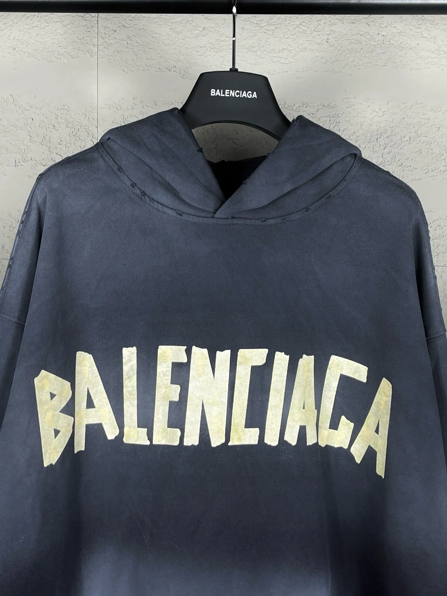 🅿️380 real photos [Top version. Official website quality] BALENCI*GA/Paris. 23ss latest classic hot model. Purchase the original board at the first time. Color. Printing. Washing. Production and authenticity. Wrong version in Jubie market. Welcome to compare. Tape direct printing. Ready-to-wear hooded sweatshirt washed and worn twice. The brick cabinet is synchronized. The fabric is made of Paris ZP custom-woven and dyed cotton sweatshirt. The weight is 450 grams. The cloth surface is clean. The cloth pattern is clear, soft and comfortable, and the threads are dyed with no color difference. The classic pattern adopts Kornit imported direct injection. The letters are clear and the effect is three-dimensional. Restored brick cabinet. The garments were washed and aged, and polished by many hands. Produced by ultra-heavy craftsmanship, special market currency. Note⚠️ZP fabric is made of fine-grained yarn. Pay attention to the big difference! Welcome to compare! The version adopts OS loose shoulder version. The same style for men and women. Code: BL238016 Color: dark gray blue, Paris blue, washed black, burgundy, fluorescent yellow, green, floral gray, sky blue, khaki Size: XS S M L