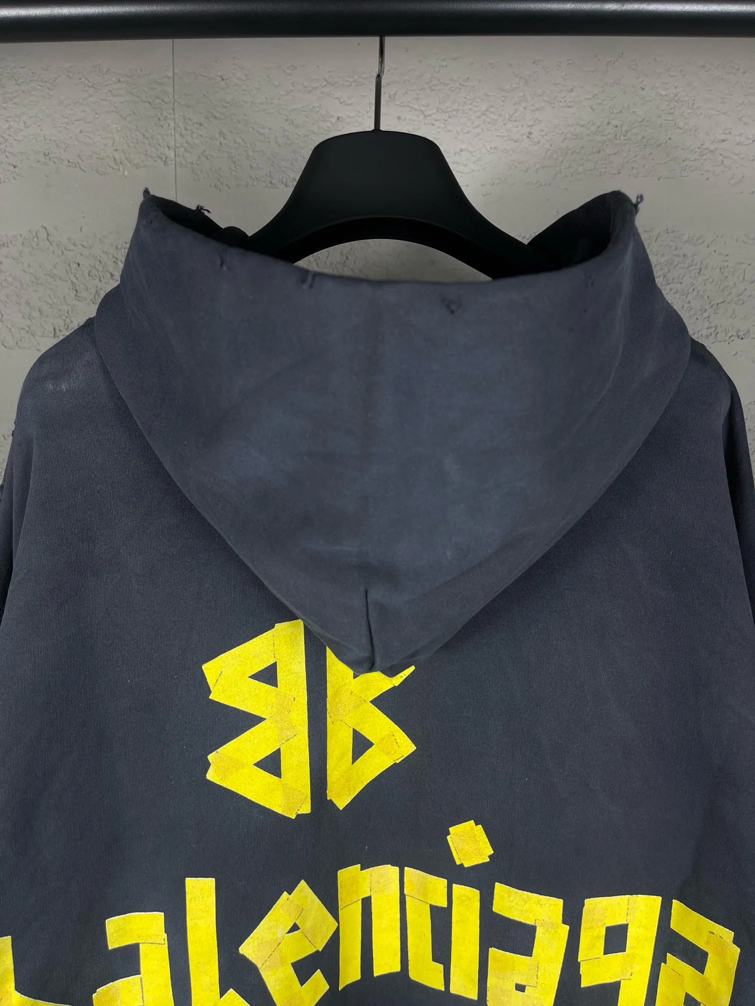 🅿️380 real photos [Top version. Official website quality] BALENCI*GA/Paris. 23ss latest classic hot model. Purchase the original board at the first time. Color. Printing. Washing. Production and authenticity. Wrong version in Jubie market. Welcome to compare. Tape direct printing. Ready-to-wear hooded sweatshirt washed and worn twice. The brick cabinet is synchronized. The fabric is made of Paris ZP custom-woven and dyed cotton sweatshirt. The weight is 450 grams. The cloth surface is clean. The cloth pattern is clear, soft and comfortable, and the threads are dyed with no color difference. The classic pattern adopts Kornit imported direct injection. The letters are clear and the effect is three-dimensional. Restored brick cabinet. The garments were washed and aged, and polished by many hands. Produced by ultra-heavy craftsmanship, special market currency. Note⚠️ZP fabric is made of fine-grained yarn. Pay attention to the big difference! Welcome to compare! The version adopts OS loose shoulder version. The same style for men and women. Code: BL238016 Color: dark gray blue, Paris blue, washed black, burgundy, fluorescent yellow, green, floral gray, sky blue, khaki Size: XS S M L
