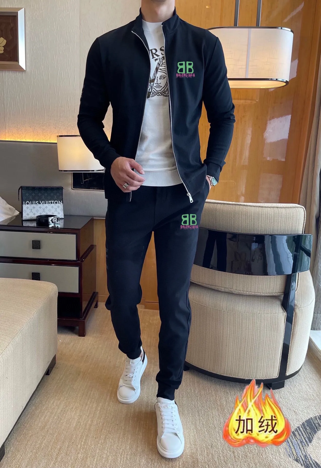 🅿️460 brand [BALENCIAGA] (velvet and thickened) 2025 spring new product, celebrities’ favorite fashion-flavored casual suit, clean and neat tailoring, full of urban style. Made of high-quality customized fabrics, the lining has excellent thermal insulation effect, feels soft and dry, and the upper body effect is crisp and stylish. The three-dimensional cutting process and the pattern are all of high standards, and the silhouette version has the right benefits! It is not tight at all, and you feel good when you put it on. So many top-quality raw materials create high-end products with unparalleled value. It is the first choice for high-end fashion people. (Size: M-4XL can wear up to 200 pounds)