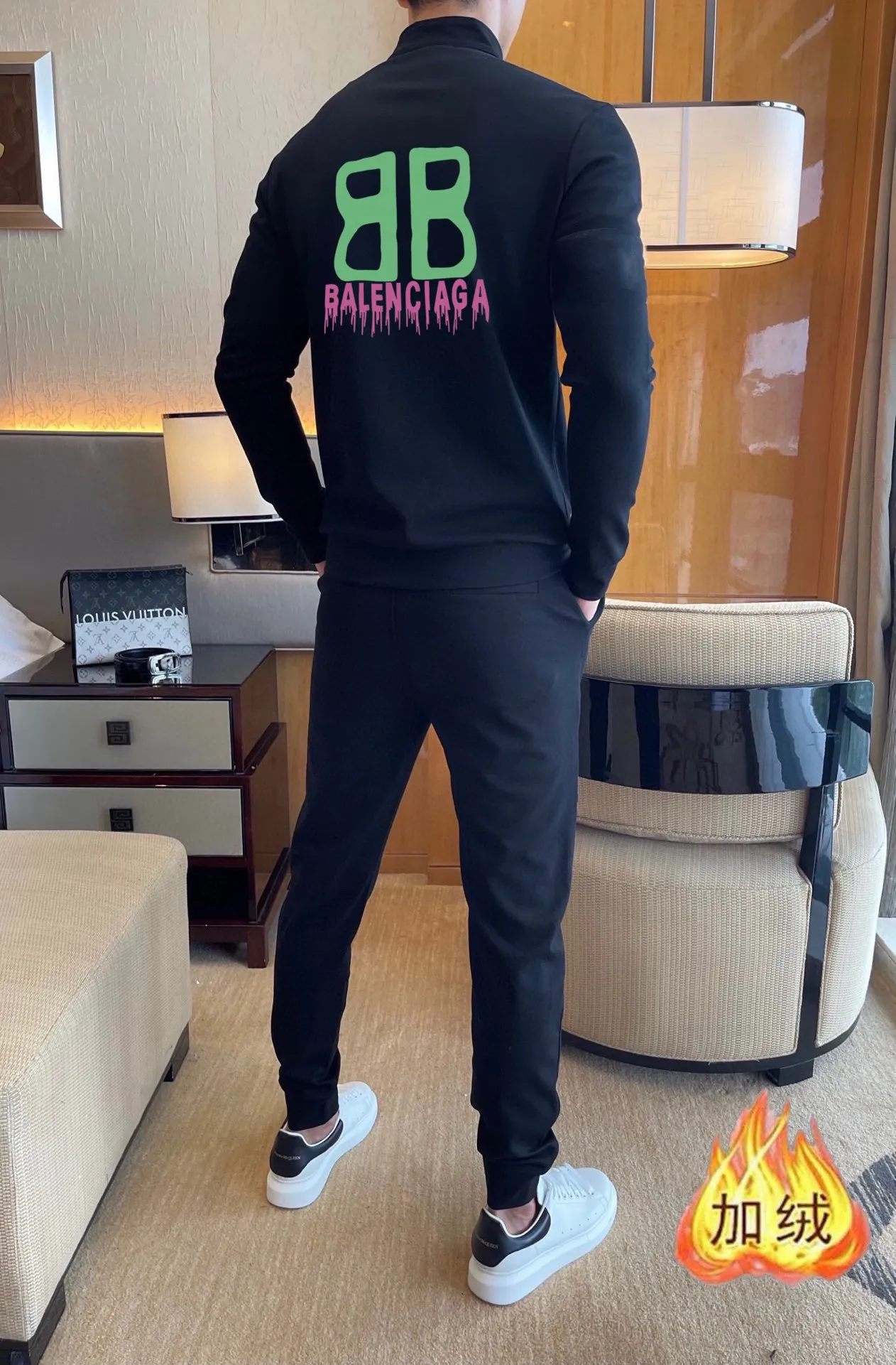 🅿️460 brand [BALENCIAGA] (velvet and thickened) 2025 spring new product, celebrities’ favorite fashion-flavored casual suit, clean and neat tailoring, full of urban style. Made of high-quality customized fabrics, the lining has excellent thermal insulation effect, feels soft and dry, and the upper body effect is crisp and stylish. The three-dimensional cutting process and the pattern are all of high standards, and the silhouette version has the right benefits! It is not tight at all, and you feel good when you put it on. So many top-quality raw materials create high-end products with unparalleled value. It is the first choice for high-end fashion people. (Size: M-4XL can wear up to 200 pounds)