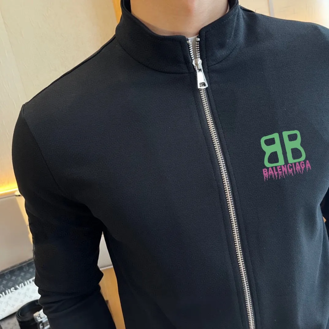 🅿️460 brand [BALENCIAGA] (velvet and thickened) 2025 spring new product, celebrities’ favorite fashion-flavored casual suit, clean and neat tailoring, full of urban style. Made of high-quality customized fabrics, the lining has excellent thermal insulation effect, feels soft and dry, and the upper body effect is crisp and stylish. The three-dimensional cutting process and the pattern are all of high standards, and the silhouette version has the right benefits! It is not tight at all, and you feel good when you put it on. So many top-quality raw materials create high-end products with unparalleled value. It is the first choice for high-end fashion people. (Size: M-4XL can wear up to 200 pounds)