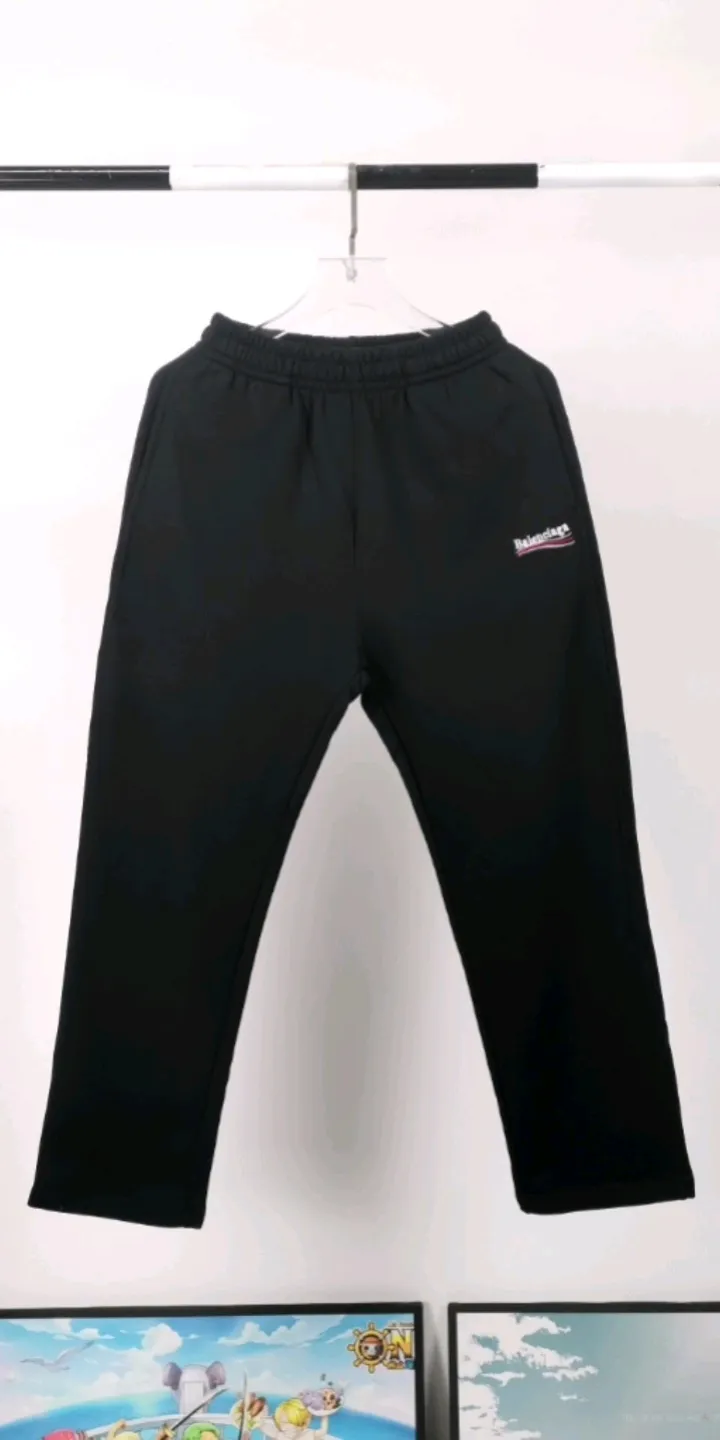 Real shot of the video————The top tested version of Balenciaga 21SS BLCG Balenciaga Wave Coke male and female couple stars the same style pure cotton terry trousers sweatpants casual pants classic and versatile style is here! With these pants, they look perfect no matter what outfit you wear! Get it now! Customized special fabrics, ready-to-wear washable, soft and comfortable to the touch.  460 grams of dust-free sweatshirt fabric, washed and cut. Imported environmentally friendly water glue is added to the garment and washed twice to ensure consistent printing. Customized wash mark. This year's sincere shorts LOGO adopts Japanese Tajima embroidery technology, and the printing is full and meticulous. Color: Black/Grey/White/Blue Size: XS-L P:370