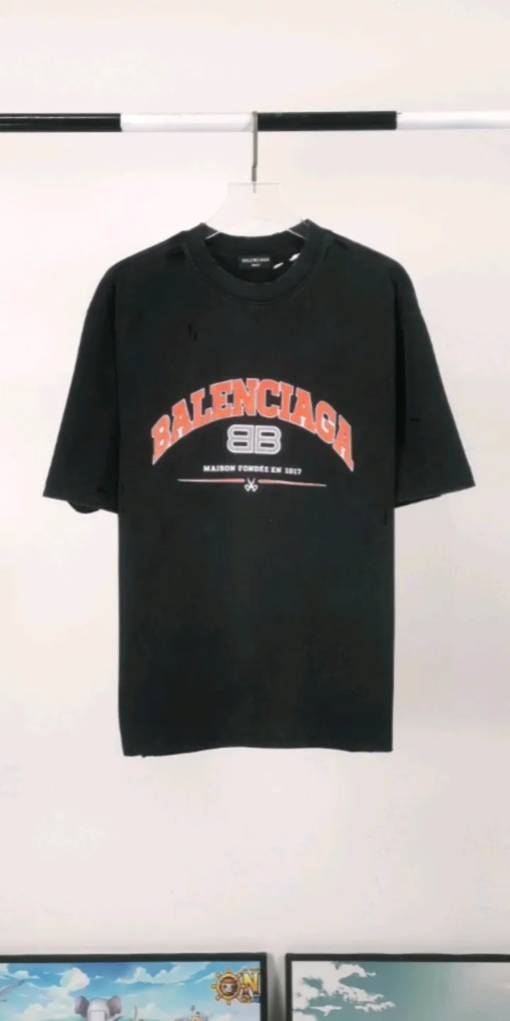 Real shot of the video - the top version of BALENCIAGA, a house built in 1917, with cracks, turtles, cracks, holes and hollows, the latest color matching, pure cotton, loose and breathable short sleeves. The latest season of Paris still uses the basic creation logo 1917 + scissors elements to enhance the public's impression of Paris' long-standing brand and re-understand it. The printing still uses the crackle pattern process and the basic glue is used as the base. Prints pull evenly. It adopts the horizontal cracking method, the texture is clear and uniform, it will not fall off easily, and there is no pressure in backwashing and drying. Laser piercing is used to pierce the body, and the piercing effect is obvious. And there will be no wrinkles or deformation at the holes. The neckline is manually frayed, which is very costly and time-consuming. Excellent products, that’s how they come out. The fabric is made of 26S280g double-ply double-yarn plain cotton fabric, which has full drape. Package. The hang tags are fully customized and synchronized one to one.  Color: peacock blue, orange red, washed black (custom dyed in a vat, took more than a month) Size: XS-L P:270