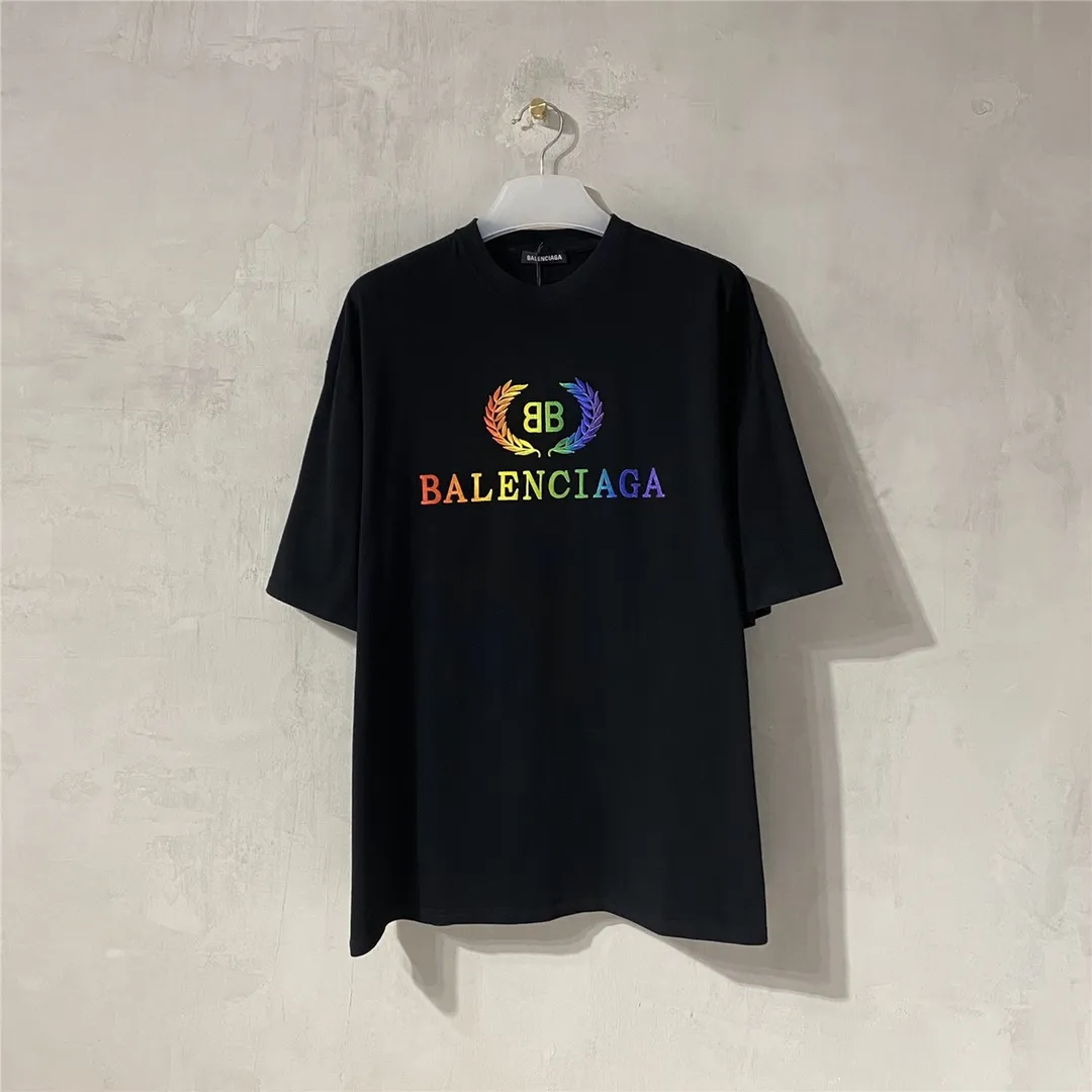[Top tested version] Balenciag Balenciag rainbow 🌈 embroidered gradient wheat short sleeves. The original version is consistent with 32S. 280 grams of fabric. The printing process is embroidered first. White cotton yarn is used as the embroidery base, and then digitally printed on the embroidery. High-density 10,000-needle embroidery blends the brightness and saturation of the color of the letters. Full set of packaging. Guaranteed accessories. Packaging. Glossy paper. Main label. Wash water mark. Lanyard. Tag. Pin. Same as the counter Color: Black Size: XS-L P:270