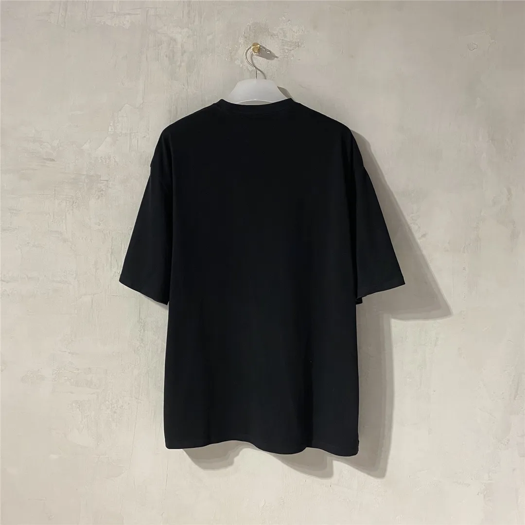 [Top tested version] Balenciag Balenciag rainbow 🌈 embroidered gradient wheat short sleeves. The original version is consistent with 32S. 280 grams of fabric. The printing process is embroidered first. White cotton yarn is used as the embroidery base, and then digitally printed on the embroidery. High-density 10,000-needle embroidery blends the brightness and saturation of the color of the letters. Full set of packaging. Guaranteed accessories. Packaging. Glossy paper. Main label. Wash water mark. Lanyard. Tag. Pin. Same as the counter Color: Black Size: XS-L P:270