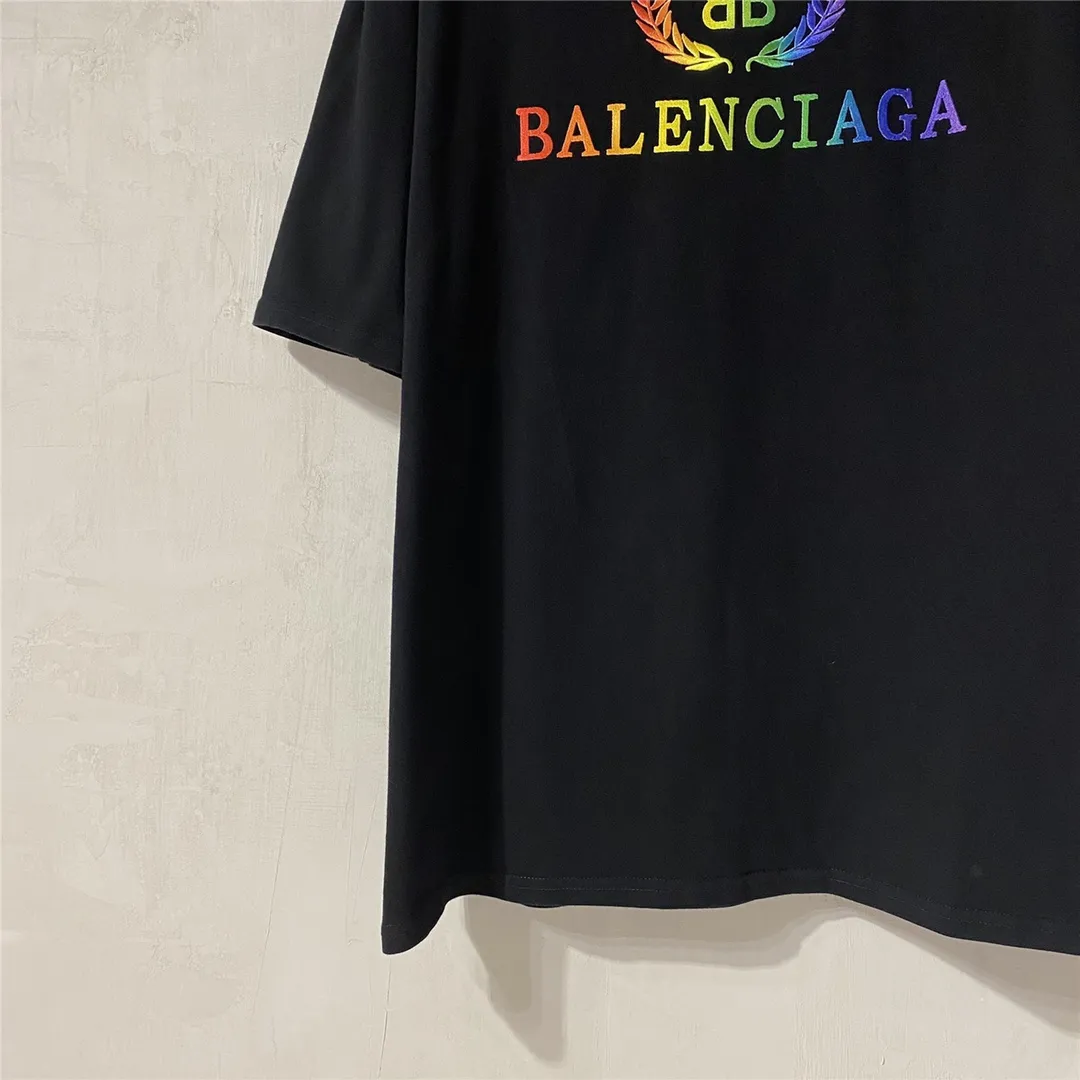 [Top tested version] Balenciag Balenciag rainbow 🌈 embroidered gradient wheat short sleeves. The original version is consistent with 32S. 280 grams of fabric. The printing process is embroidered first. White cotton yarn is used as the embroidery base, and then digitally printed on the embroidery. High-density 10,000-needle embroidery blends the brightness and saturation of the color of the letters. Full set of packaging. Guaranteed accessories. Packaging. Glossy paper. Main label. Wash water mark. Lanyard. Tag. Pin. Same as the counter Color: Black Size: XS-L P:270