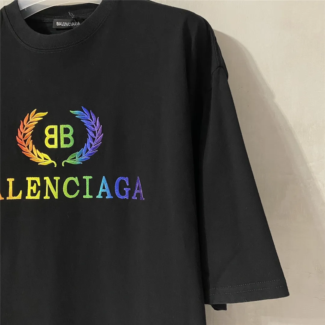 [Top tested version] Balenciag Balenciag rainbow 🌈 embroidered gradient wheat short sleeves. The original version is consistent with 32S. 280 grams of fabric. The printing process is embroidered first. White cotton yarn is used as the embroidery base, and then digitally printed on the embroidery. High-density 10,000-needle embroidery blends the brightness and saturation of the color of the letters. Full set of packaging. Guaranteed accessories. Packaging. Glossy paper. Main label. Wash water mark. Lanyard. Tag. Pin. Same as the counter Color: Black Size: XS-L P:270