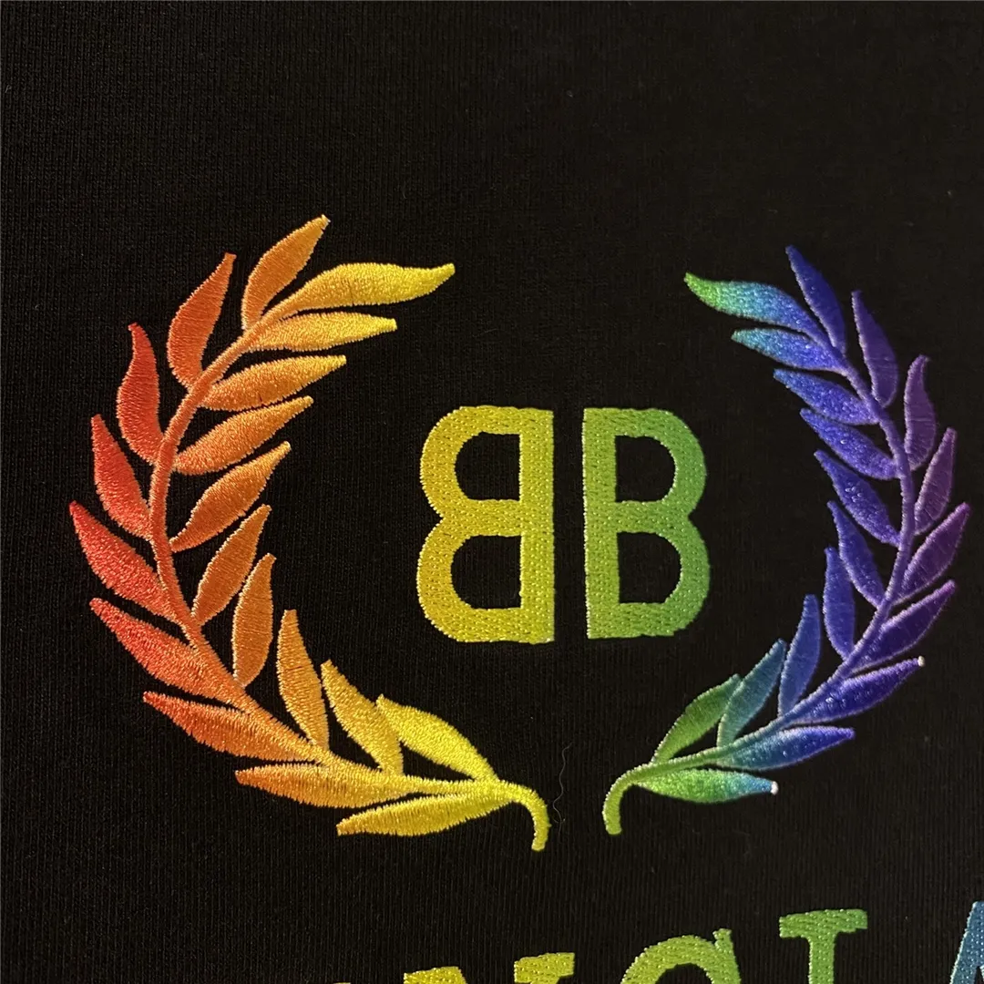 [Top tested version] Balenciag Balenciag rainbow 🌈 embroidered gradient wheat short sleeves. The original version is consistent with 32S. 280 grams of fabric. The printing process is embroidered first. White cotton yarn is used as the embroidery base, and then digitally printed on the embroidery. High-density 10,000-needle embroidery blends the brightness and saturation of the color of the letters. Full set of packaging. Guaranteed accessories. Packaging. Glossy paper. Main label. Wash water mark. Lanyard. Tag. Pin. Same as the counter Color: Black Size: XS-L P:270
