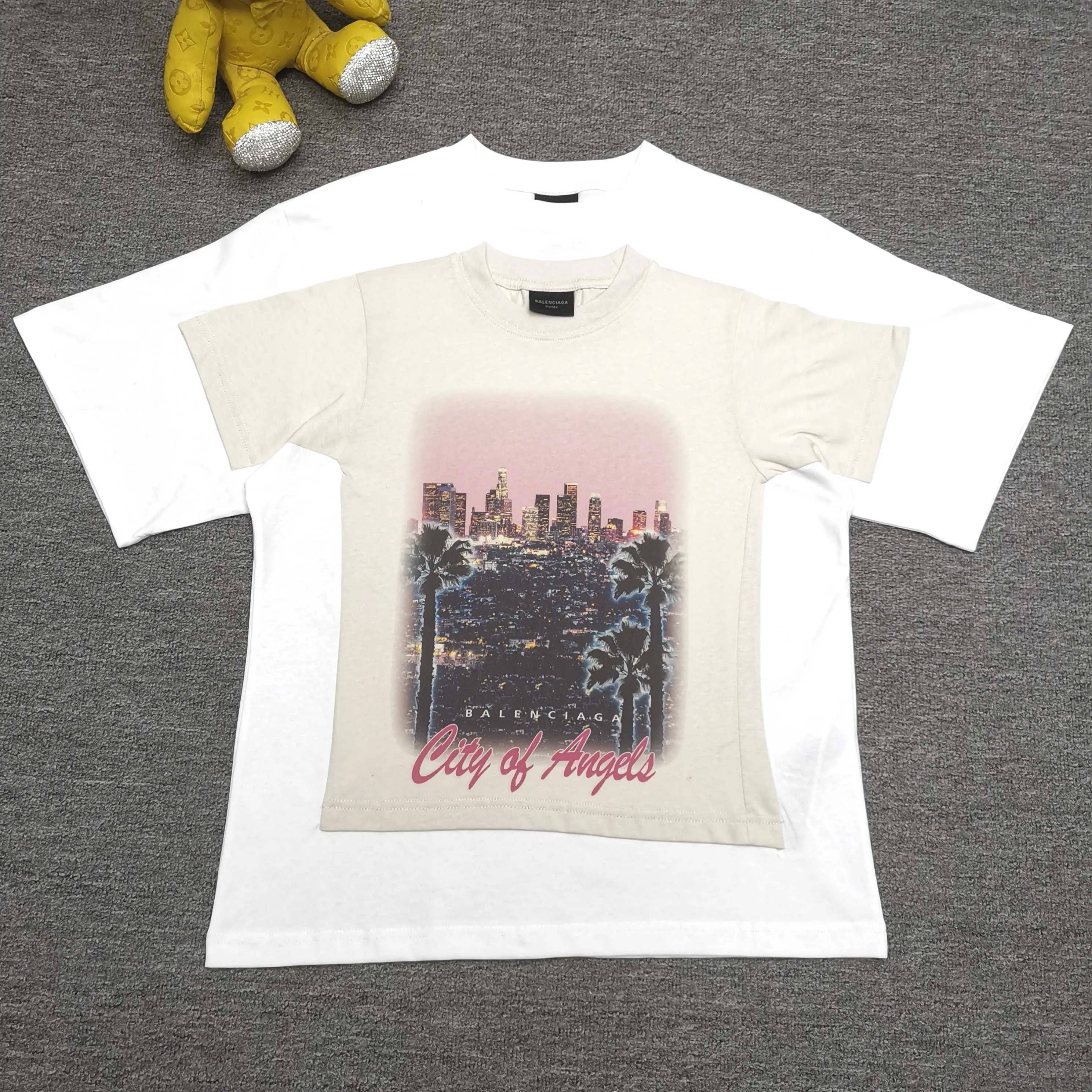 [Top version. Official website quality] BALENCI*GA/25 new style. The front is directly printed with the Los Angeles night scene, overlapping double-layer short-sleeved T-shirt #overlapping dark line stitching, the latest SS25 style with super heavy craftsmanship. Research and development at the first time, different market currencies. Comparisons welcome. The fabric is made of Paris ZP custom-woven and dyed cotton double yarn. Weighing 260 grams, the cloth surface is clean. The cloth pattern is clear, soft and comfortable. The threads are dyed with no color difference. Printing adopts computer direct printing. Jubie market currency. Welcome to compare. The version adopts OS loose shoulder design. Same style for men and women. Color: White Size: XS S M L P320