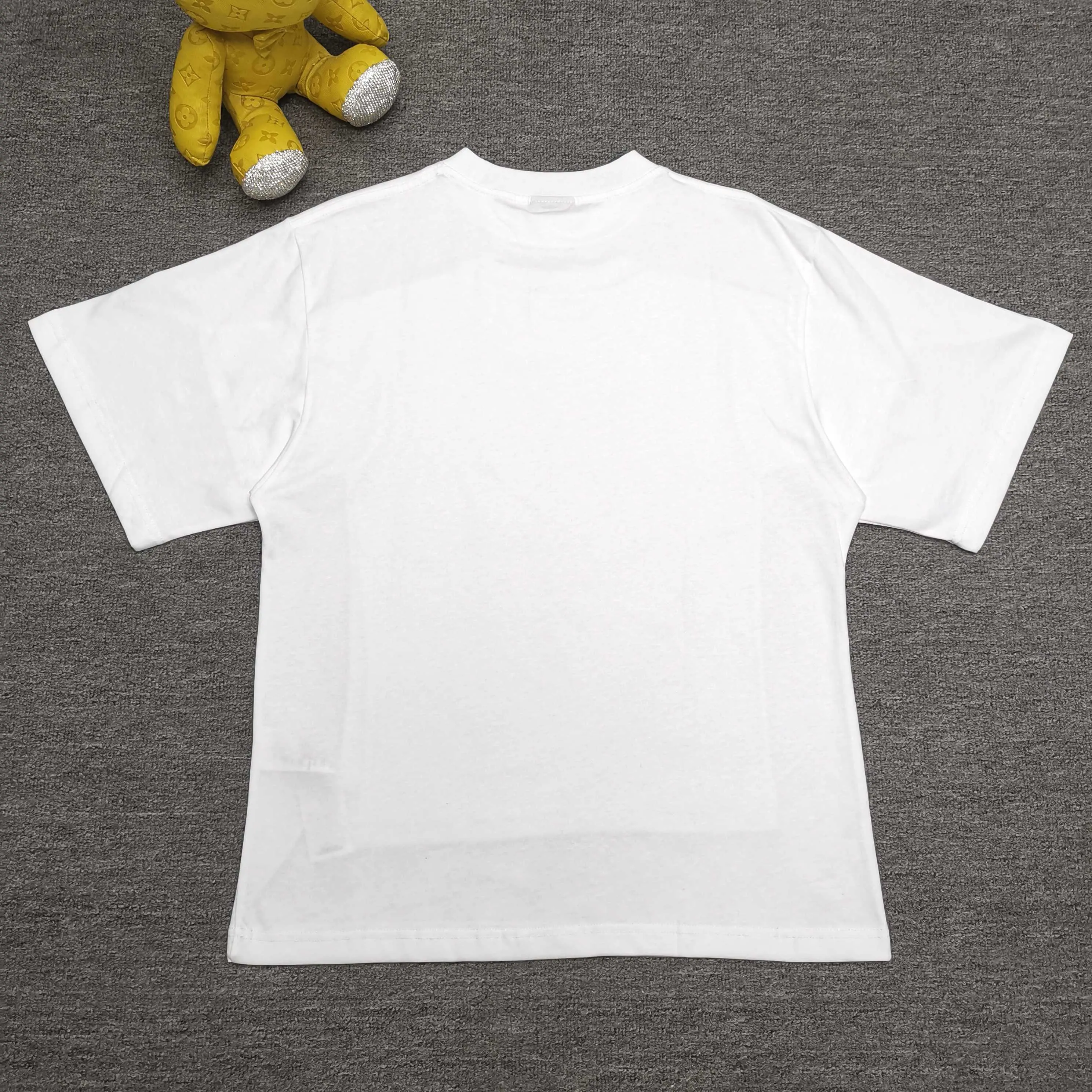 [Top version. Official website quality] BALENCI*GA/25 new style. The front is directly printed with the Los Angeles night scene, overlapping double-layer short-sleeved T-shirt #overlapping dark line stitching, the latest SS25 style with super heavy craftsmanship. Research and development at the first time, different market currencies. Comparisons welcome. The fabric is made of Paris ZP custom-woven and dyed cotton double yarn. Weighing 260 grams, the cloth surface is clean. The cloth pattern is clear, soft and comfortable. The threads are dyed with no color difference. Printing adopts computer direct printing. Jubie market currency. Welcome to compare. The version adopts OS loose shoulder design. Same style for men and women. Color: White Size: XS S M L P320