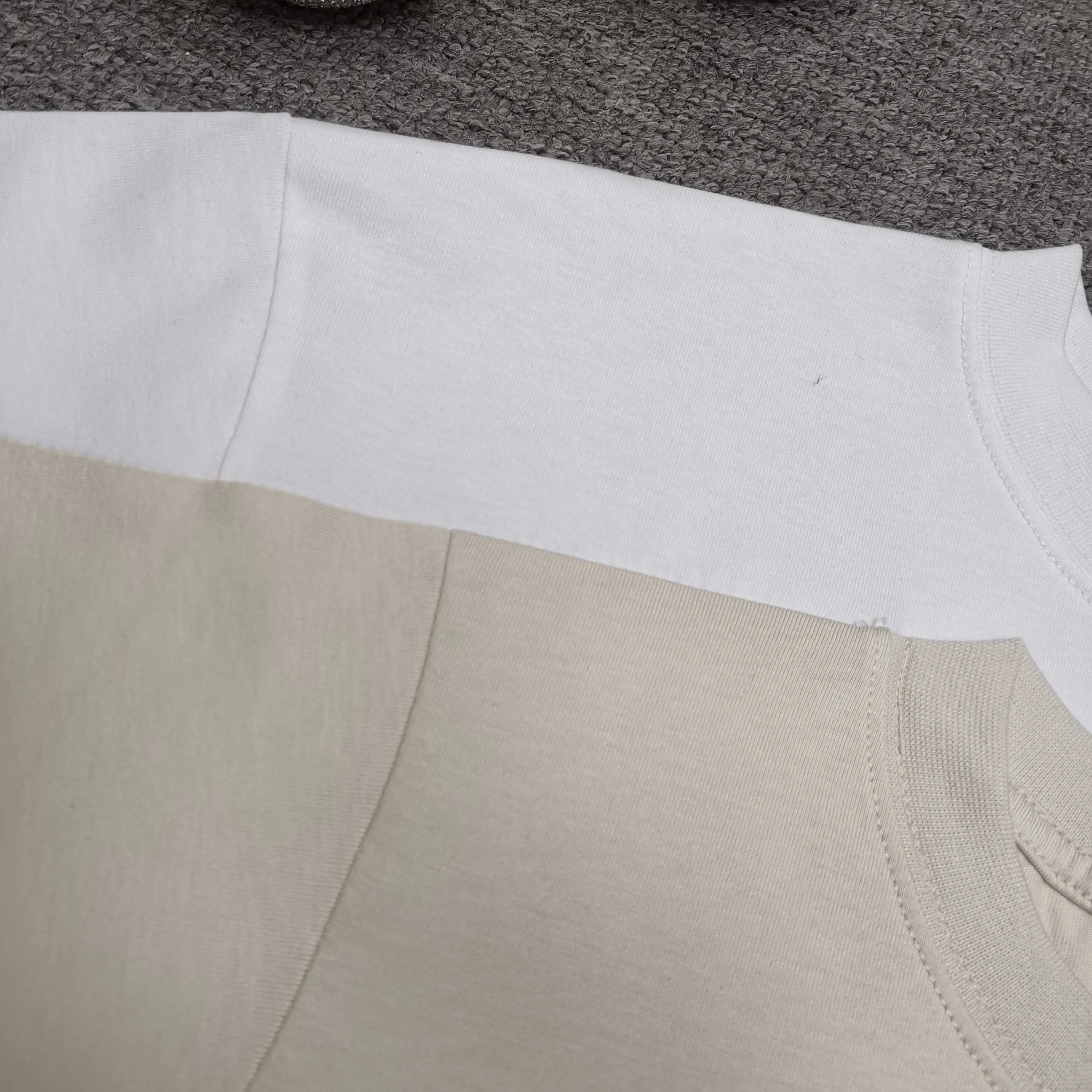 [Top version. Official website quality] BALENCI*GA/25 new style. The front is directly printed with the Los Angeles night scene, overlapping double-layer short-sleeved T-shirt #overlapping dark line stitching, the latest SS25 style with super heavy craftsmanship. Research and development at the first time, different market currencies. Comparisons welcome. The fabric is made of Paris ZP custom-woven and dyed cotton double yarn. Weighing 260 grams, the cloth surface is clean. The cloth pattern is clear, soft and comfortable. The threads are dyed with no color difference. Printing adopts computer direct printing. Jubie market currency. Welcome to compare. The version adopts OS loose shoulder design. Same style for men and women. Color: White Size: XS S M L P320