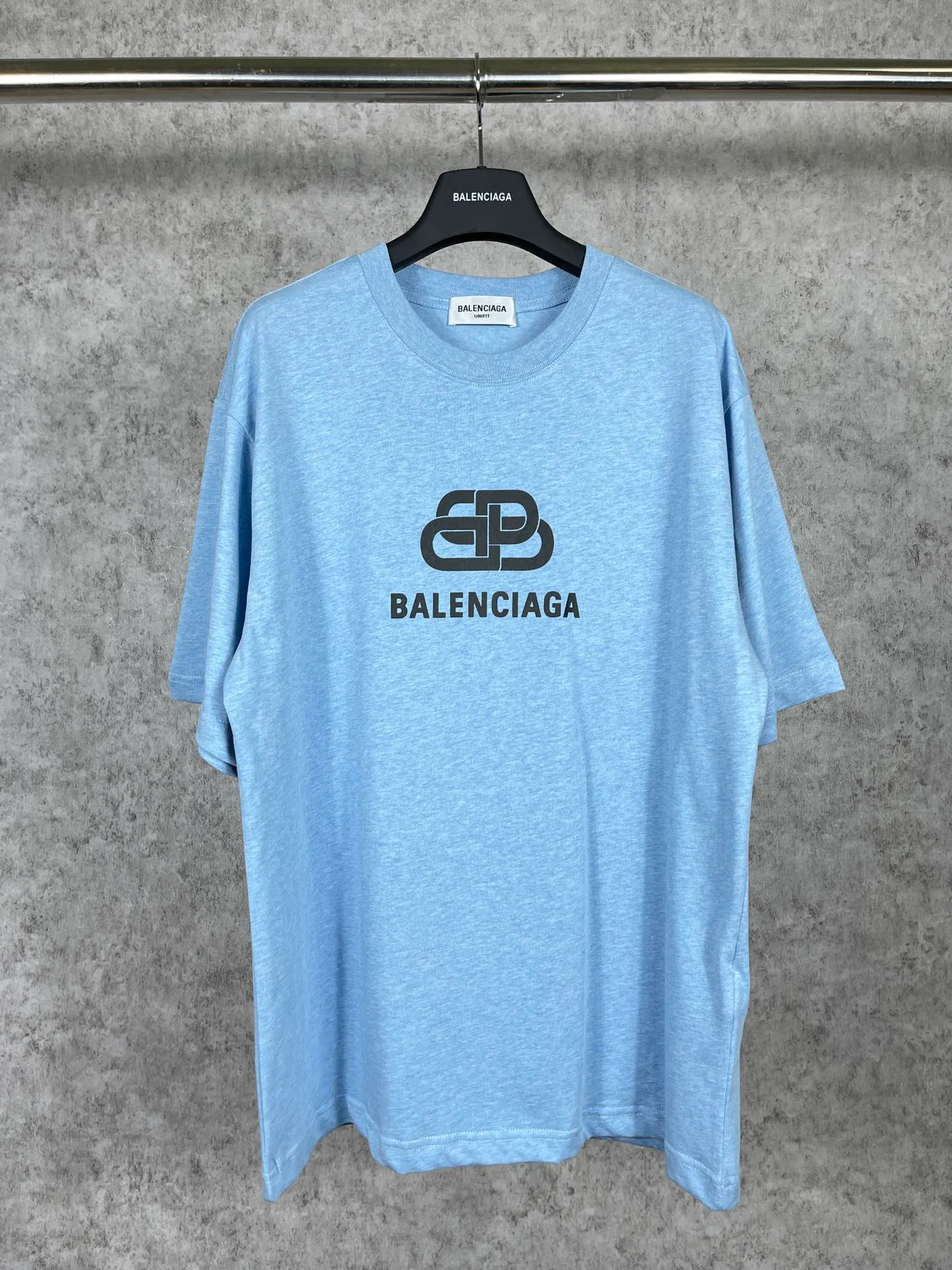 🅿️170 real photos [Top version. Official website quality] BALENCI*GA/Paris. Classic style. SS22 #balenci*ga lock letter LOGO short-sleeved T-shirt. Brick cabinet synchronization.                       The fabric is made of Paris ZP custom-woven and dyed 100% double yarn compact cotton. The weight is 260 grams. The cloth surface is clean. The cloth pattern is clear, soft and comfortable. The threads are dyed with no color difference. The classic pattern is printed with environmentally friendly imported materials, precision printing mesh, the letters are clear, the effect is three-dimensional, and the brick cabinet is restored. The version adopts the OS loose shoulder design. Same style for men and women. Code: BL223051 Color: Black. White. Hualan Size: XS S M L