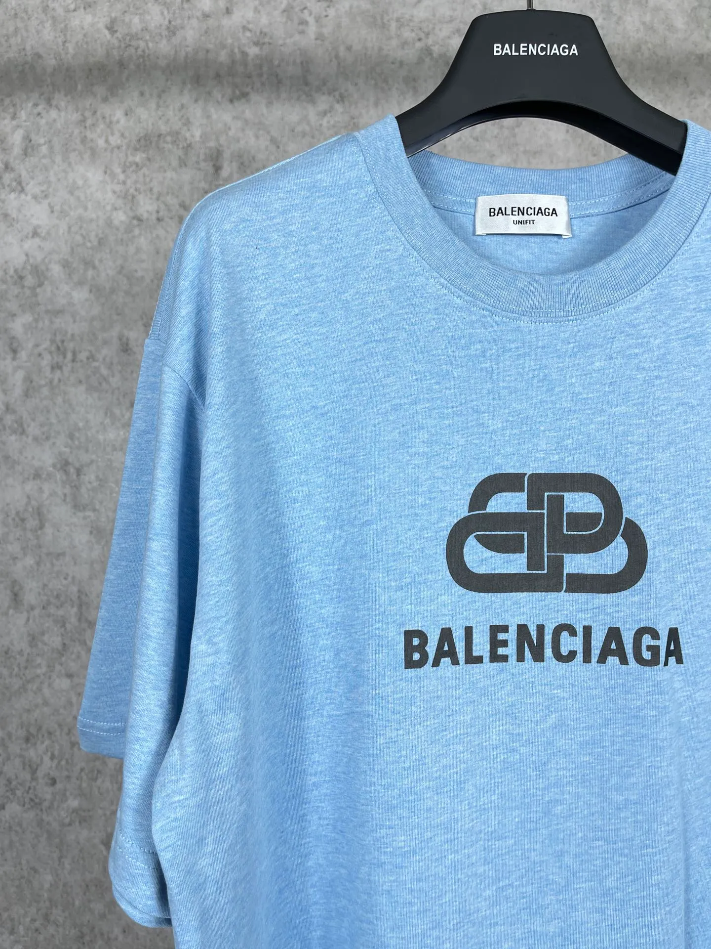 🅿️170 real photos [Top version. Official website quality] BALENCI*GA/Paris. Classic style. SS22 #balenci*ga lock letter LOGO short-sleeved T-shirt. Brick cabinet synchronization.                       The fabric is made of Paris ZP custom-woven and dyed 100% double yarn compact cotton. The weight is 260 grams. The cloth surface is clean. The cloth pattern is clear, soft and comfortable. The threads are dyed with no color difference. The classic pattern is printed with environmentally friendly imported materials, precision printing mesh, the letters are clear, the effect is three-dimensional, and the brick cabinet is restored. The version adopts the OS loose shoulder design. Same style for men and women. Code: BL223051 Color: Black. White. Hualan Size: XS S M L